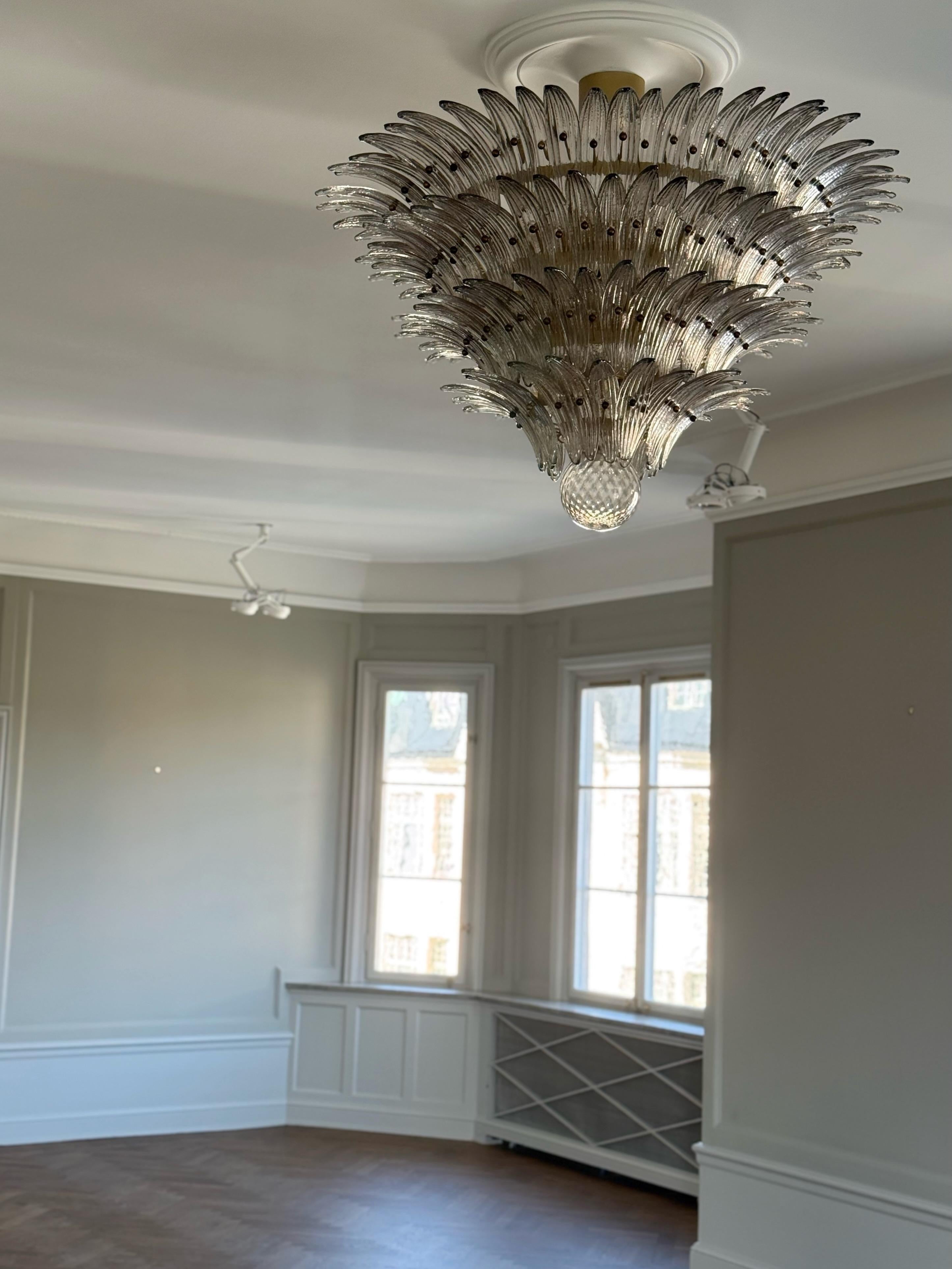 Italiano Enorme lampadario eclettico in piume di Murano in stile tropicale con vetro grigio affumicato in vendita
