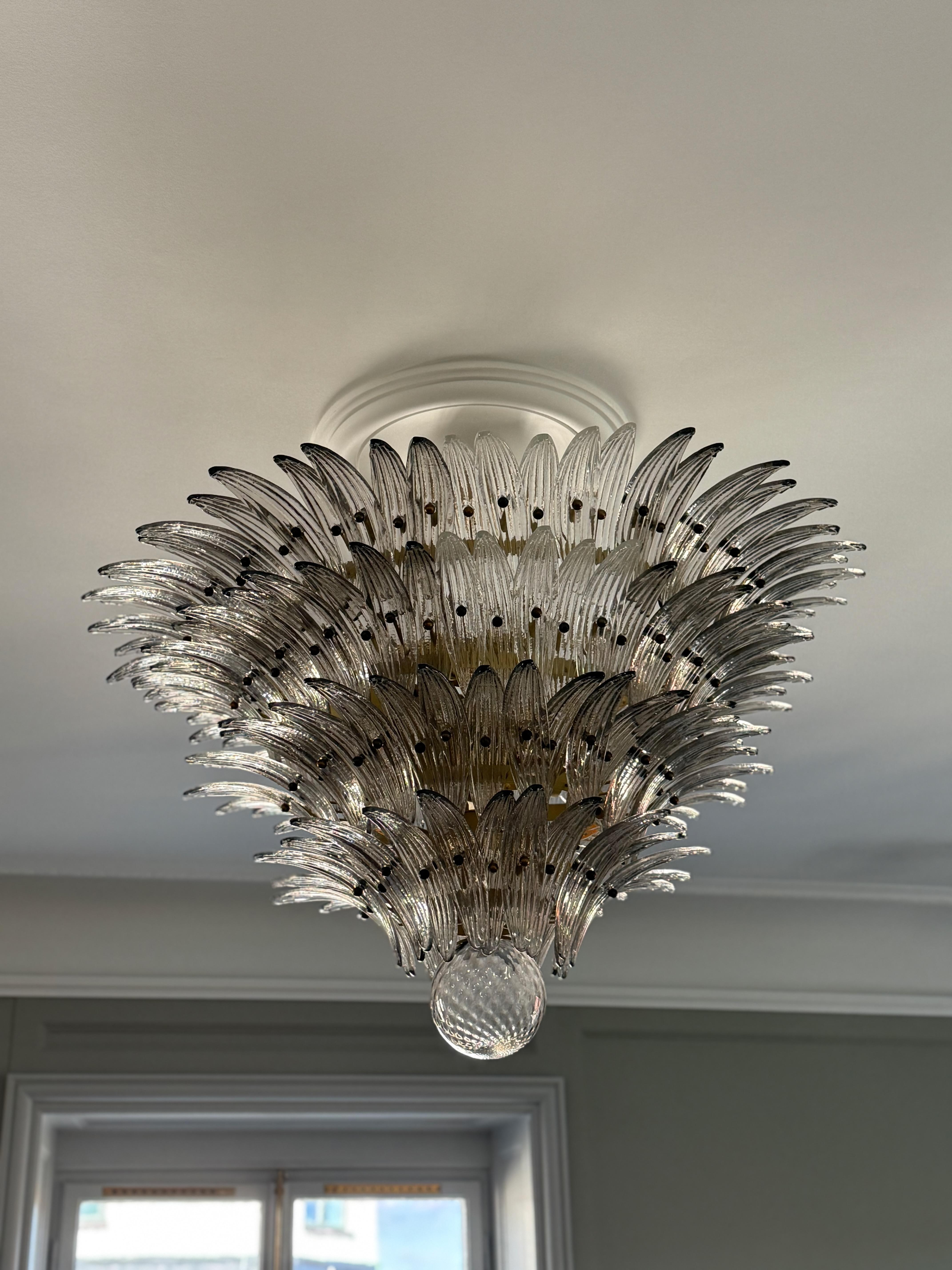 XXI secolo e contemporaneo Enorme lampadario eclettico in piume di Murano in stile tropicale con vetro grigio affumicato in vendita
