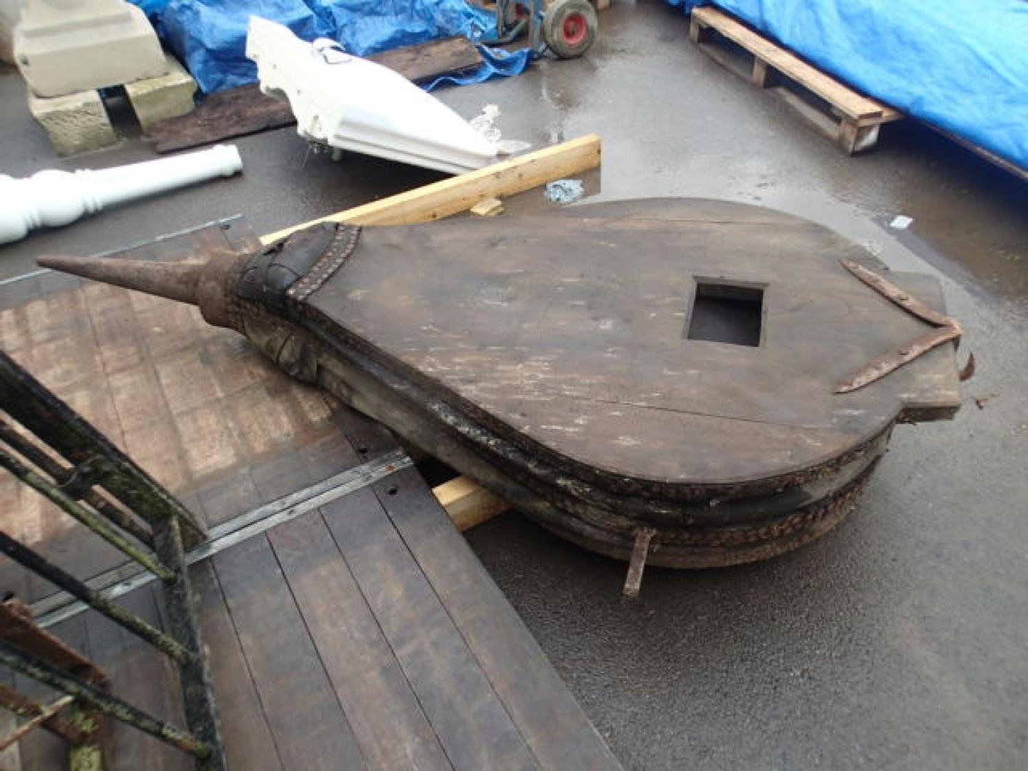 Huge Elm Bellows with Studs from a Blacksmith, 20th Century In Good Condition For Sale In London, GB