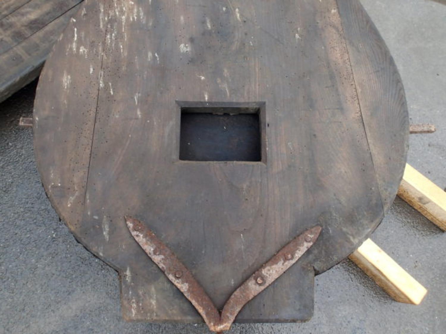 Huge Elm Bellows with Studs from a Blacksmith, 20th Century For Sale 1