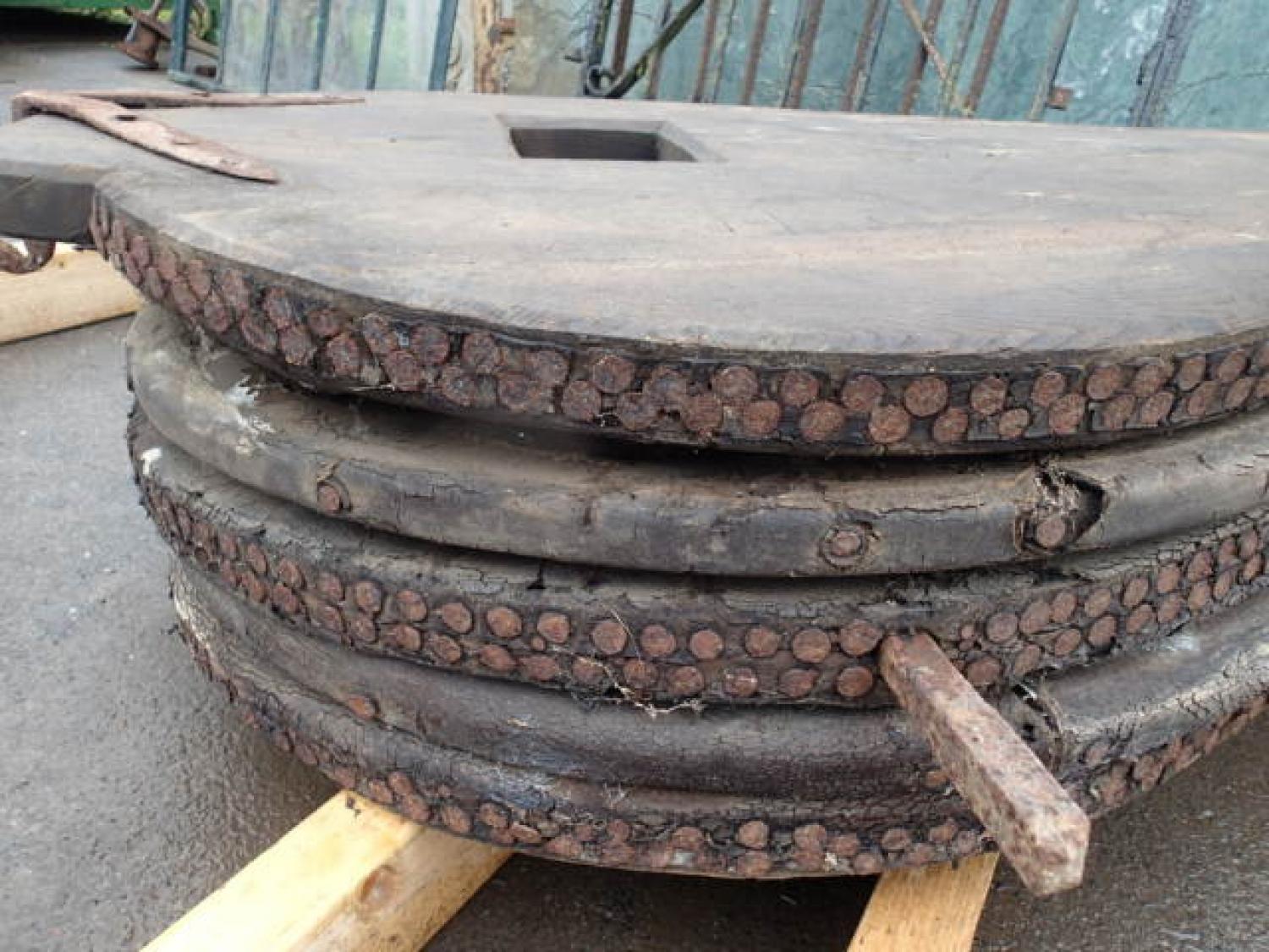 Huge Elm Bellows with Studs from a Blacksmith, 20th Century For Sale 2