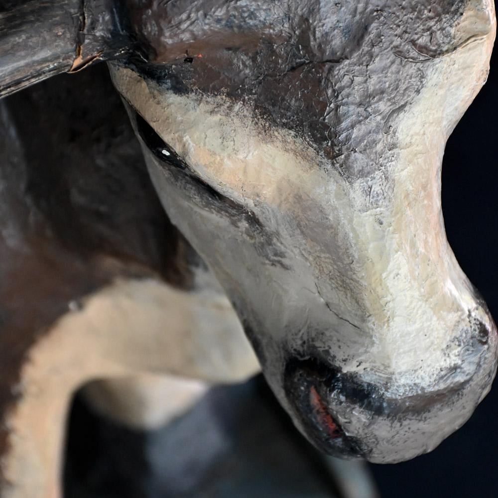 Début du 20ème siècle Énorme figurine de taureau en papier mâché anglaise du début du 20e siècle  en vente