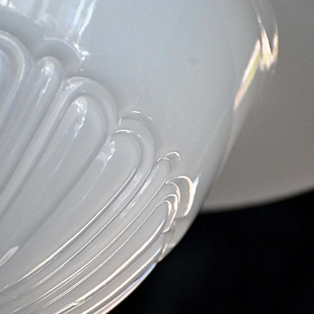 Énorme pendentif anglais en verre au lait surdimensionné

Très bel exemple de lampe suspendue anglaise en verre au lait du début du 20e siècle. Fabriqué à la main avec une galerie en laiton et récemment recâblé à une source d'alimentation