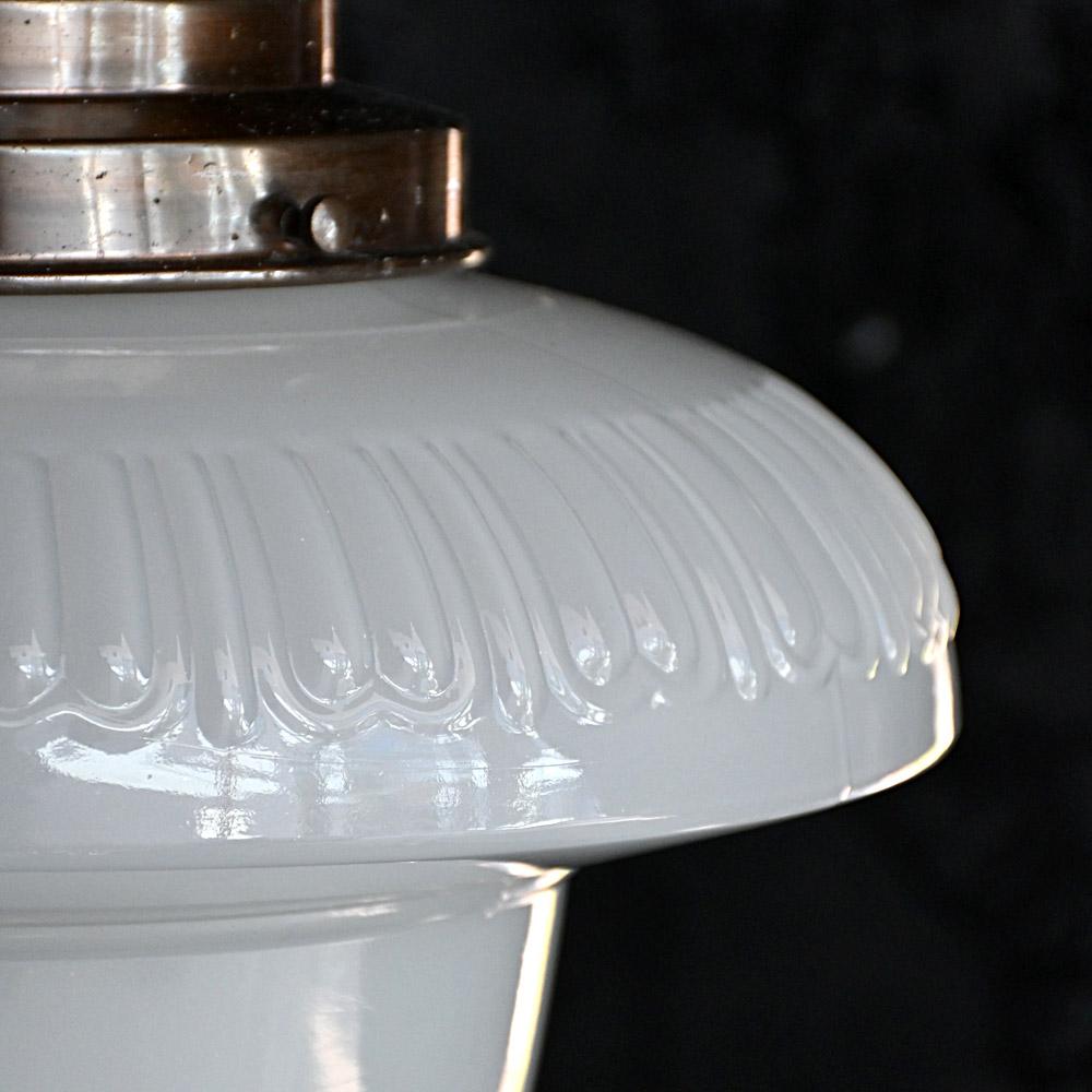 Milieu du XXe siècle Énorme pendentif anglais en verre au lait surdimensionné