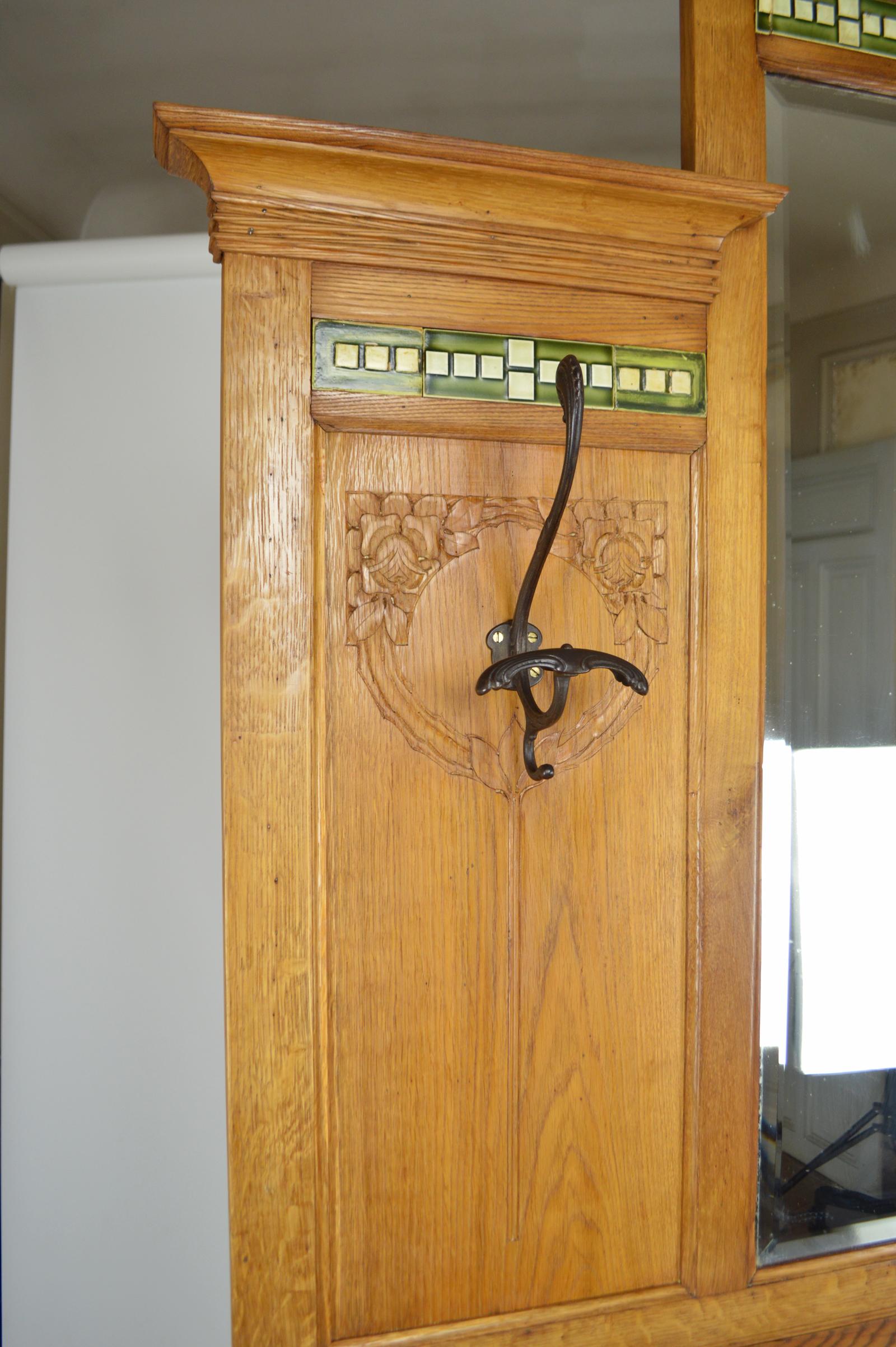 Grand banc d'entrée et porte-manteaux en chêne sculpté, Art nouveau, Italie, années 1900 en vente 10