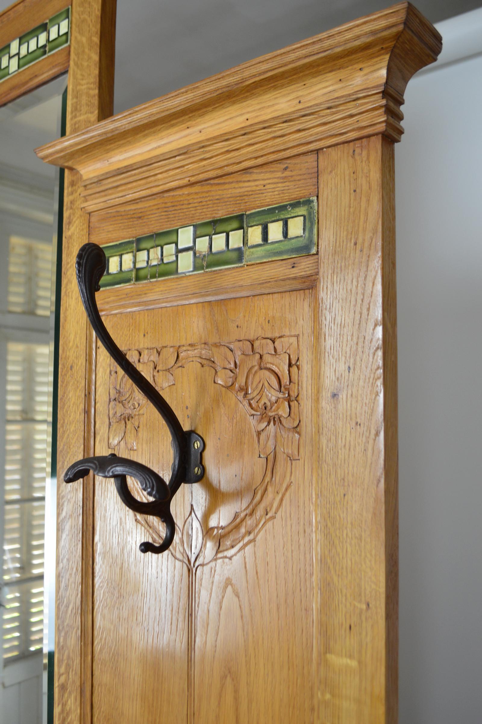 Grand banc d'entrée et porte-manteaux en chêne sculpté, Art nouveau, Italie, années 1900 en vente 11