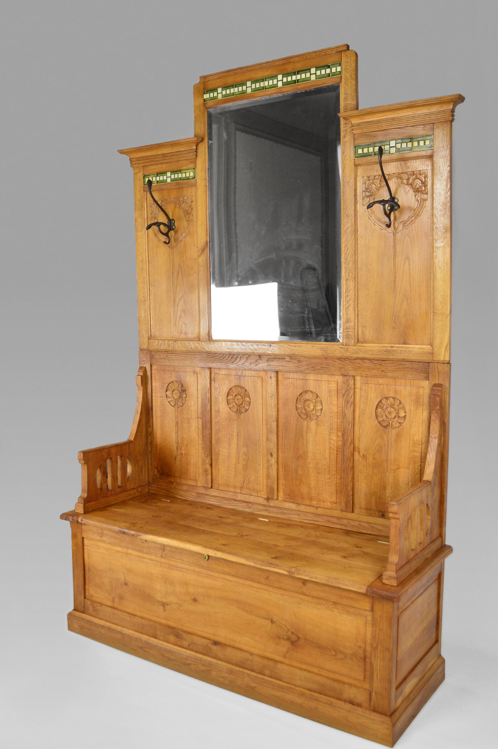 italien Grand banc d'entrée et porte-manteaux en chêne sculpté, Art nouveau, Italie, années 1900 en vente