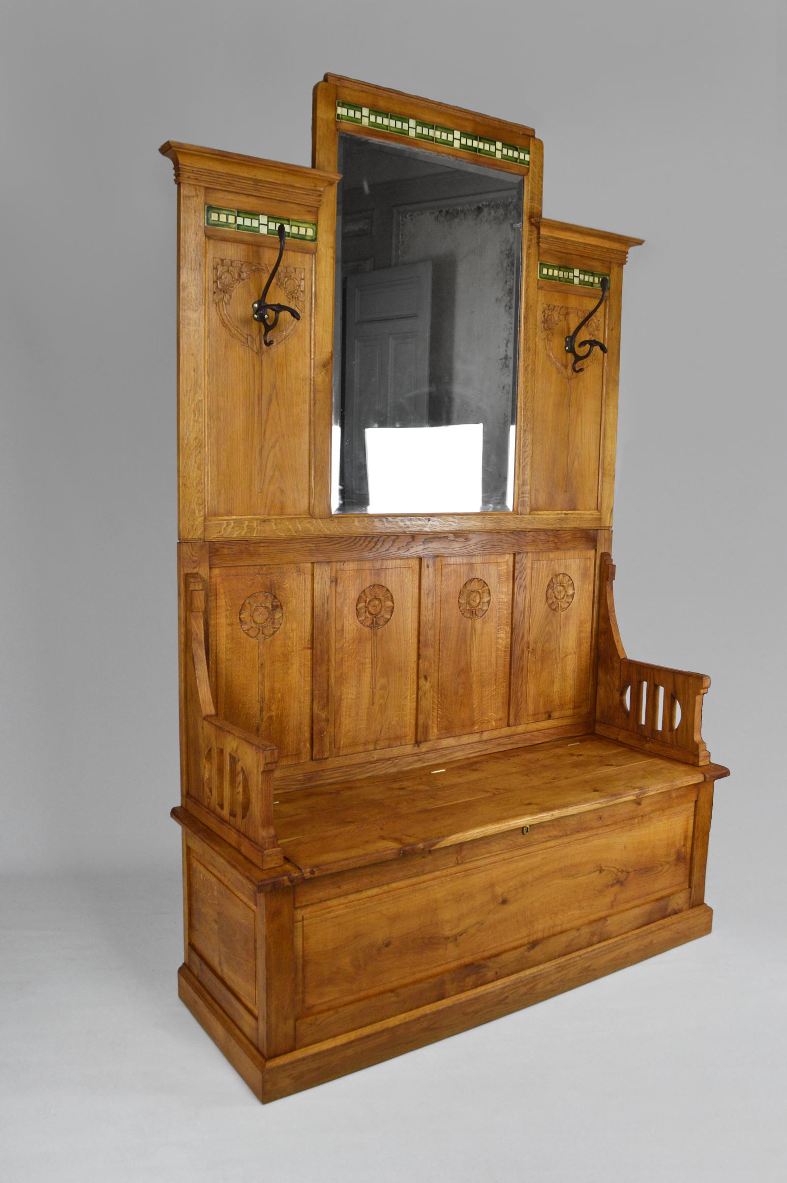 Biseauté Grand banc d'entrée et porte-manteaux en chêne sculpté, Art nouveau, Italie, années 1900 en vente