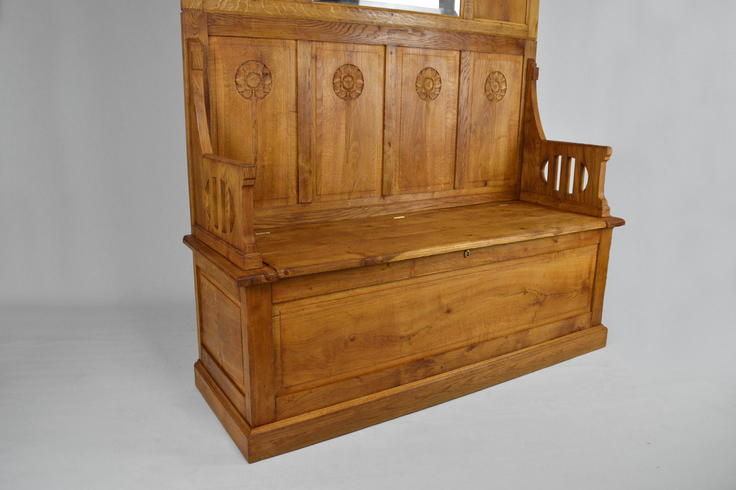Grand banc d'entrée et porte-manteaux en chêne sculpté, Art nouveau, Italie, années 1900 Bon état - En vente à VÉZELAY, FR
