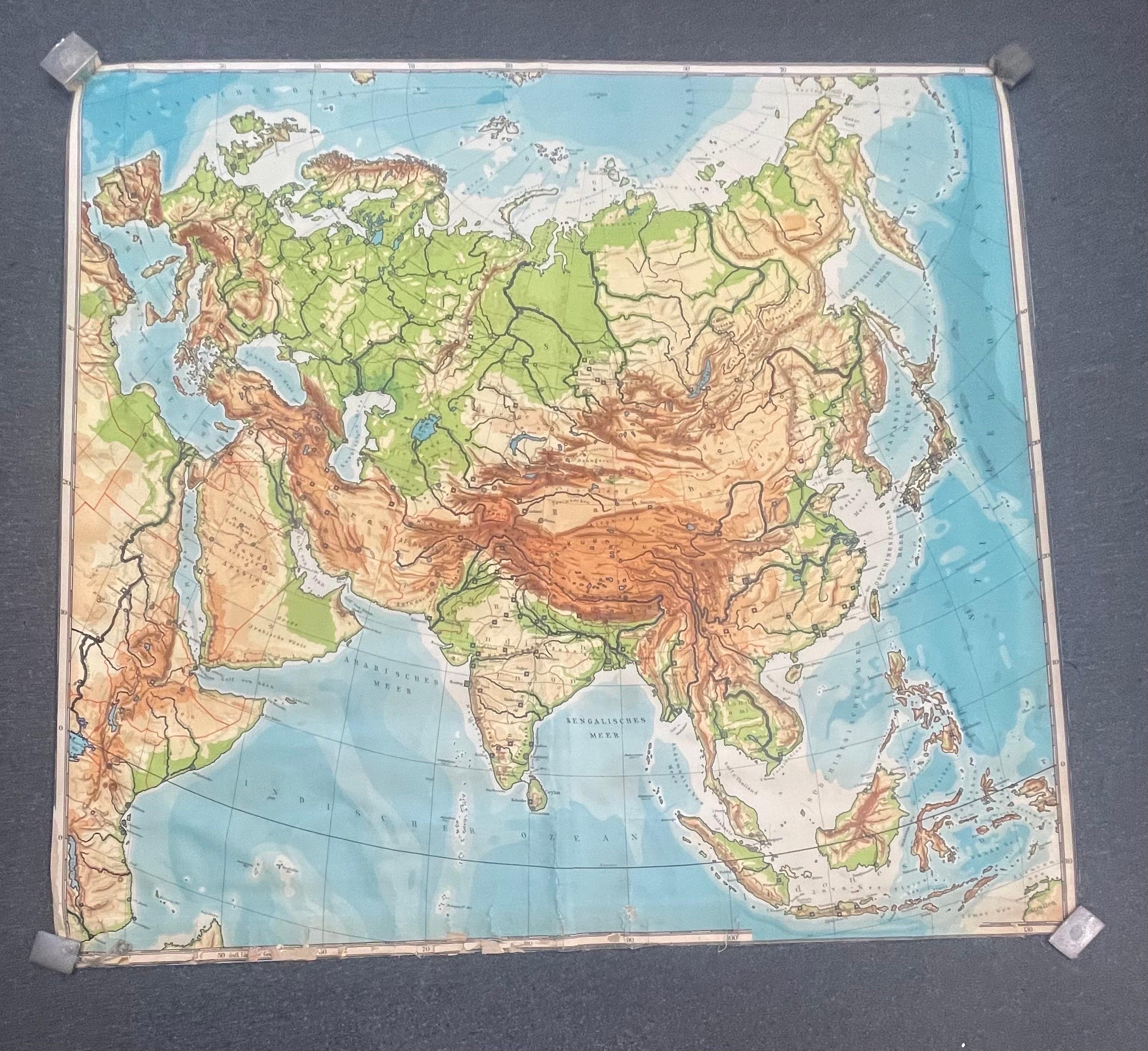 Eine riesige Europa- und Asien-Wandkarte, ca. 1950er Jahre. Die Karte ist in einem guten Zustand und misst 78 