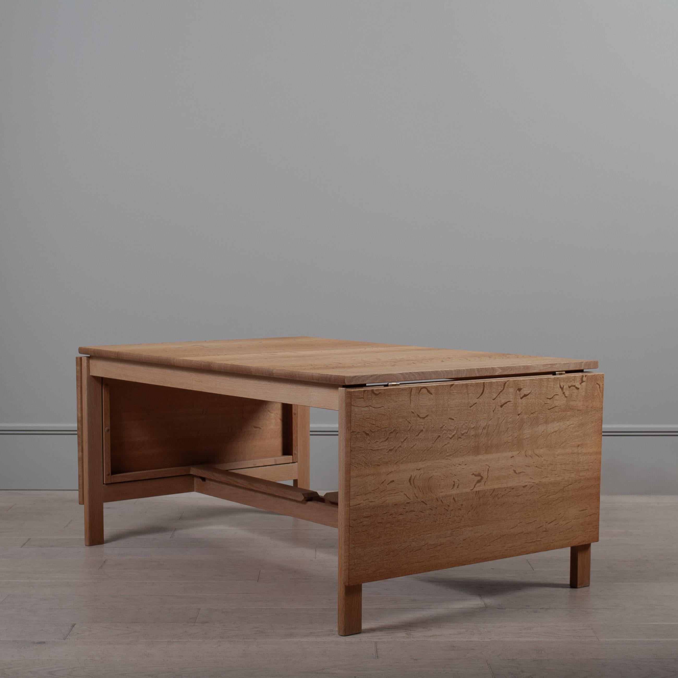 Huge Expandable Oak Center Table In Good Condition For Sale In London, GB