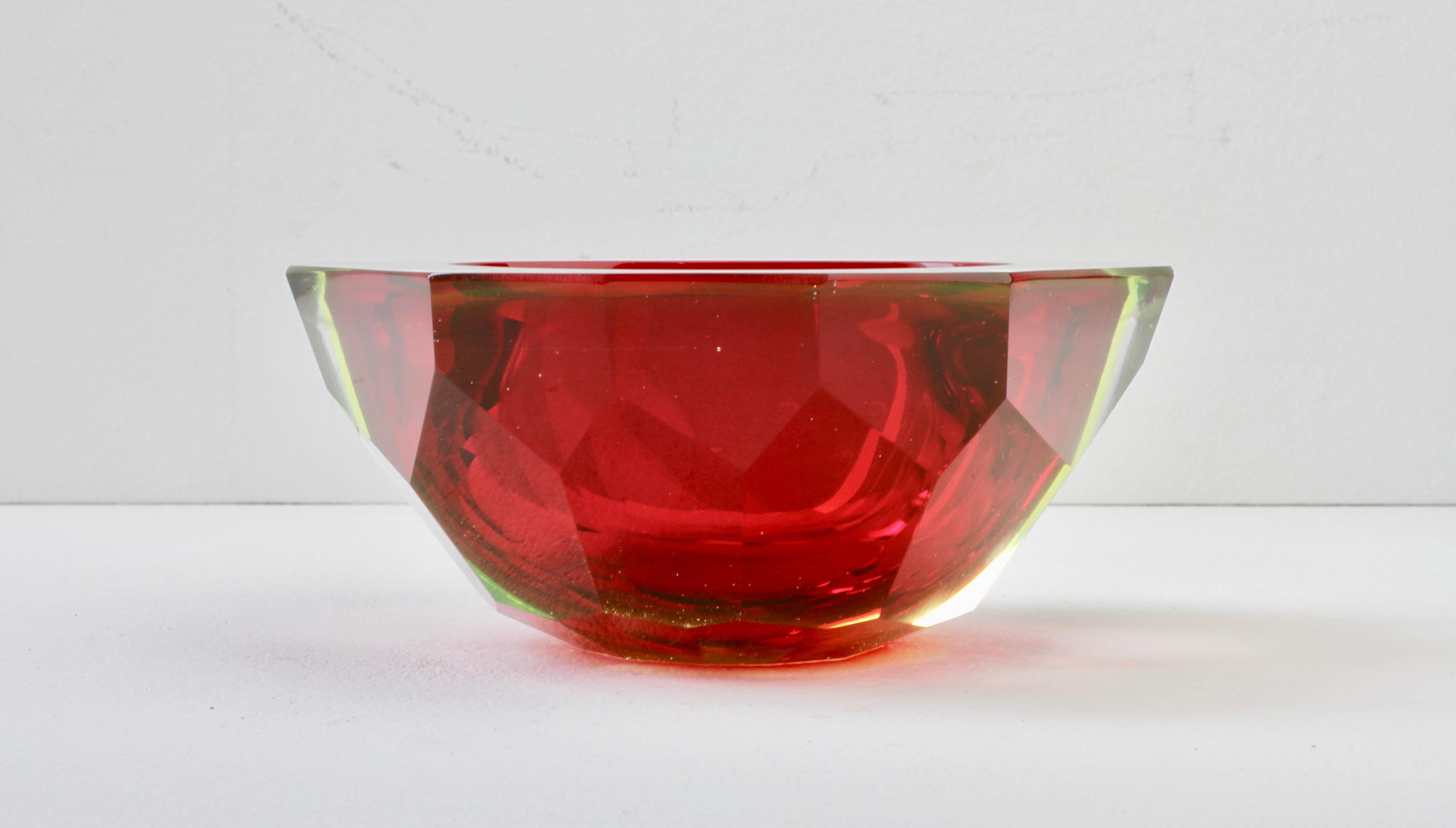 Grand bol Sommerso de Murano en verre taillé en diamants rouges attribué à Mandruzzato en vente 2