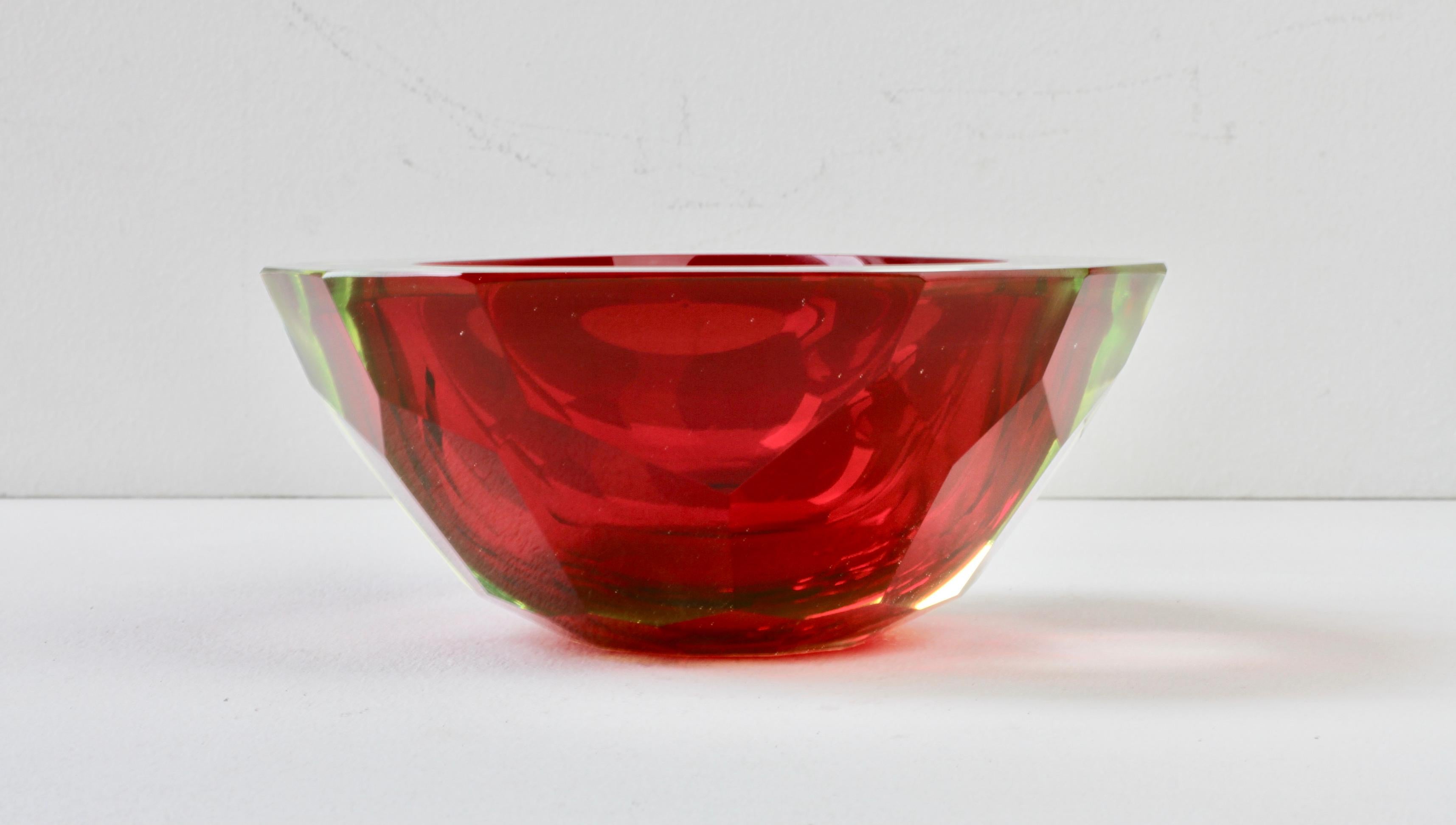 Grand bol Sommerso de Murano en verre taillé en diamants rouges attribué à Mandruzzato en vente 3