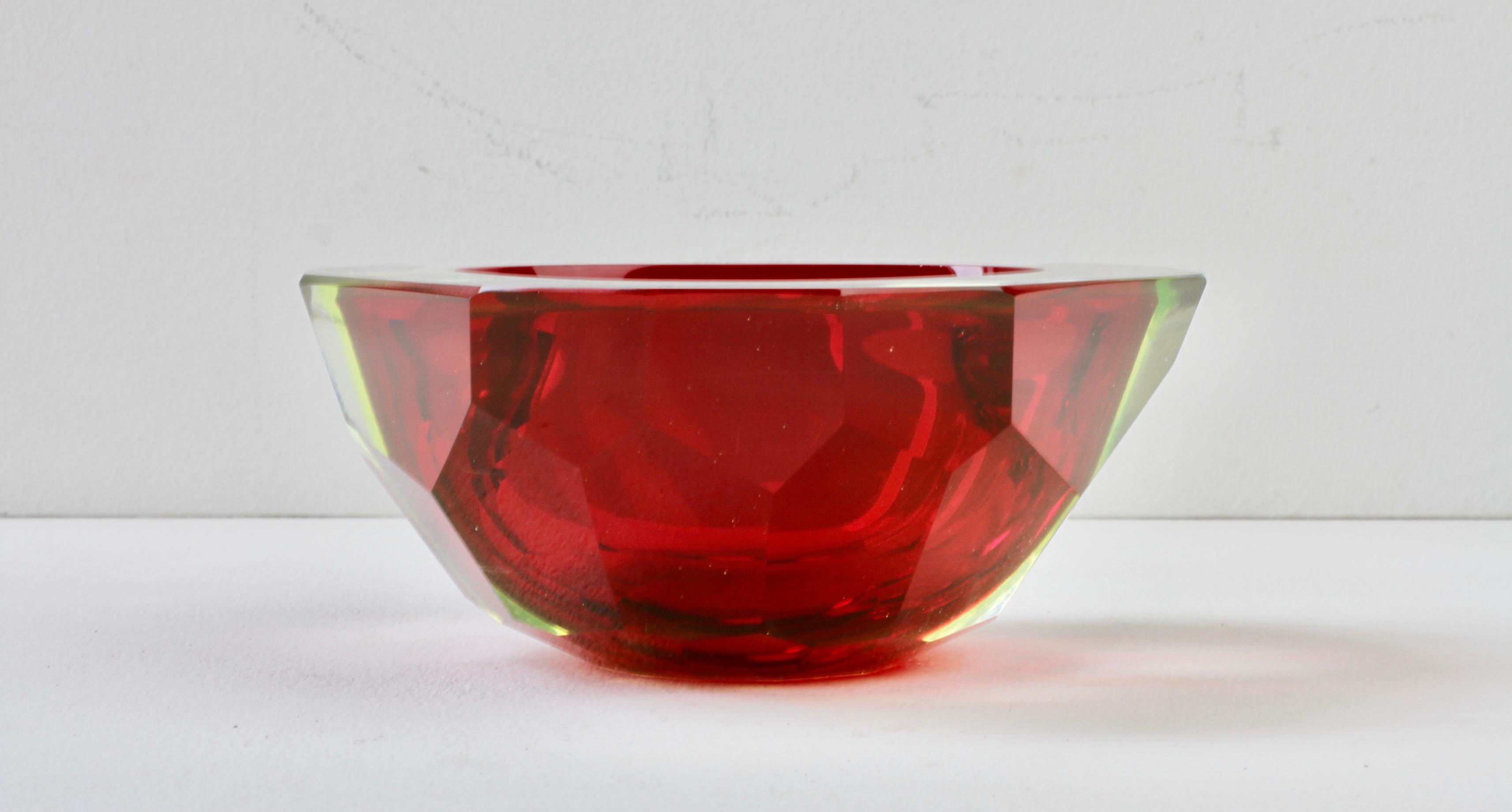 Grand bol Sommerso de Murano en verre taillé en diamants rouges attribué à Mandruzzato en vente 4