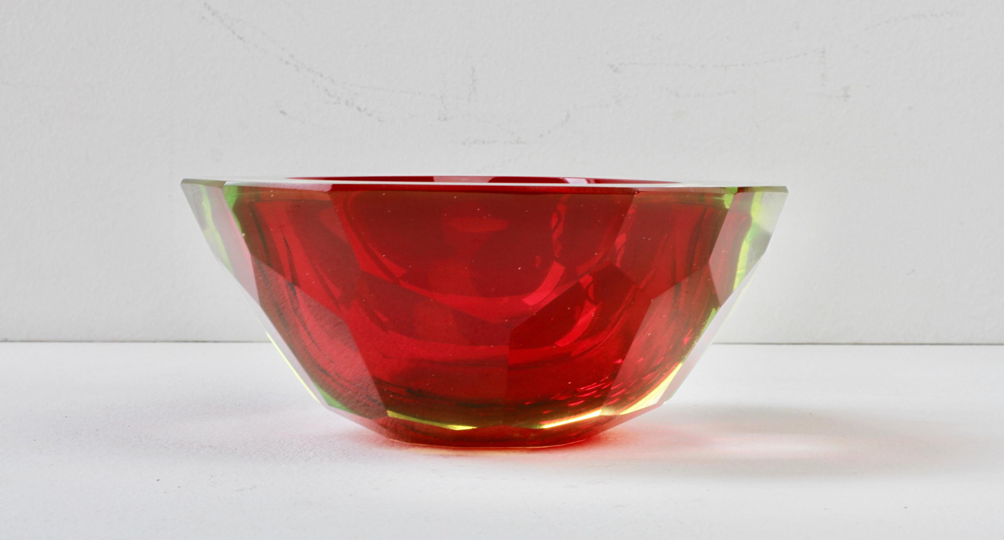 Grand bol Sommerso de Murano en verre taillé en diamants rouges attribué à Mandruzzato en vente 5