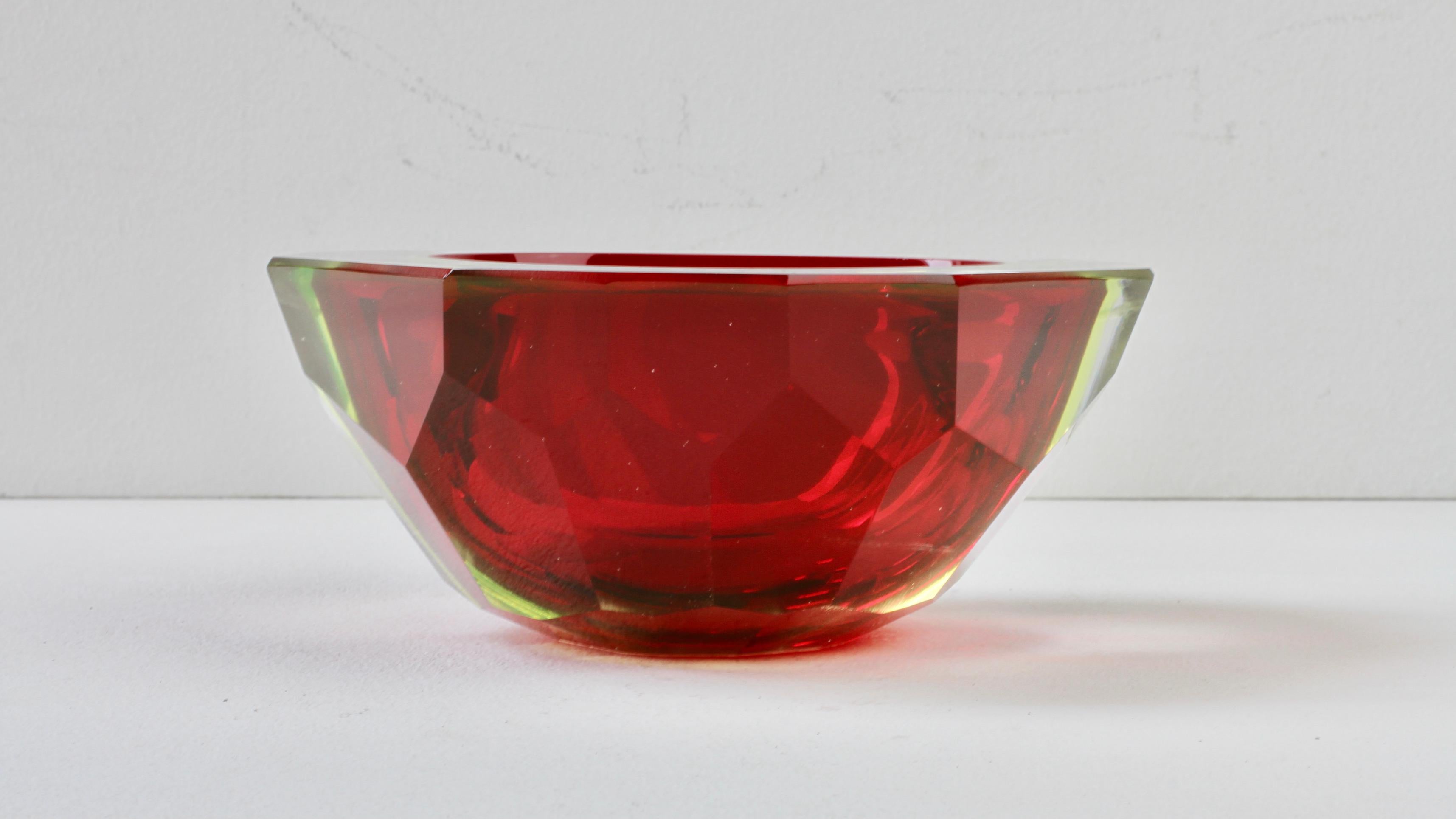 Grand bol Sommerso de Murano en verre taillé en diamants rouges attribué à Mandruzzato en vente 6