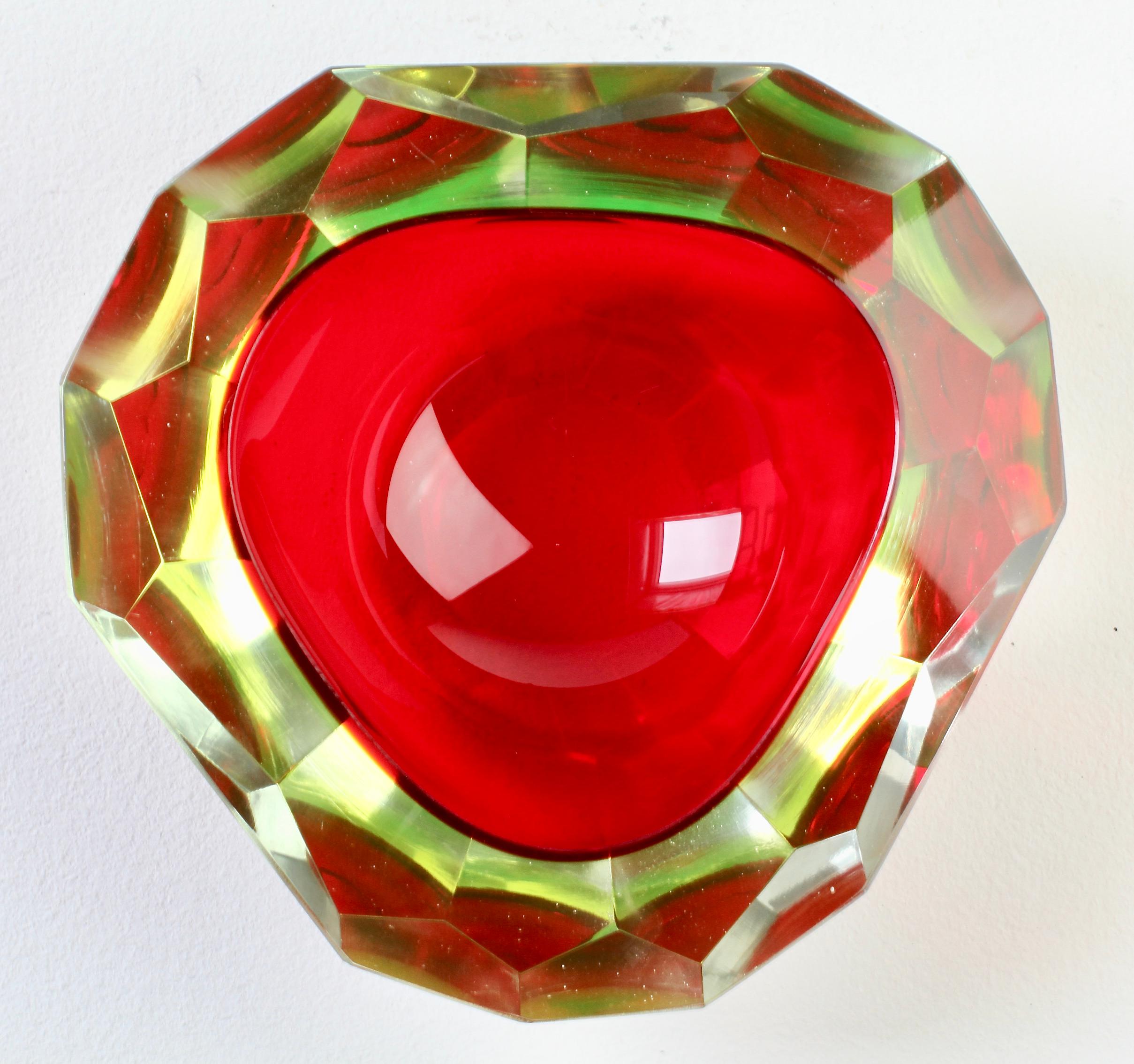 Magnifique coupe en verre d'art à facettes de Murano datant du milieu du siècle dernier, attribuée à Mandruzzato, vers les années 1970. La combinaison de l'uranium teinté de rouge rubis et de jaune sur le verre taillé transparent 