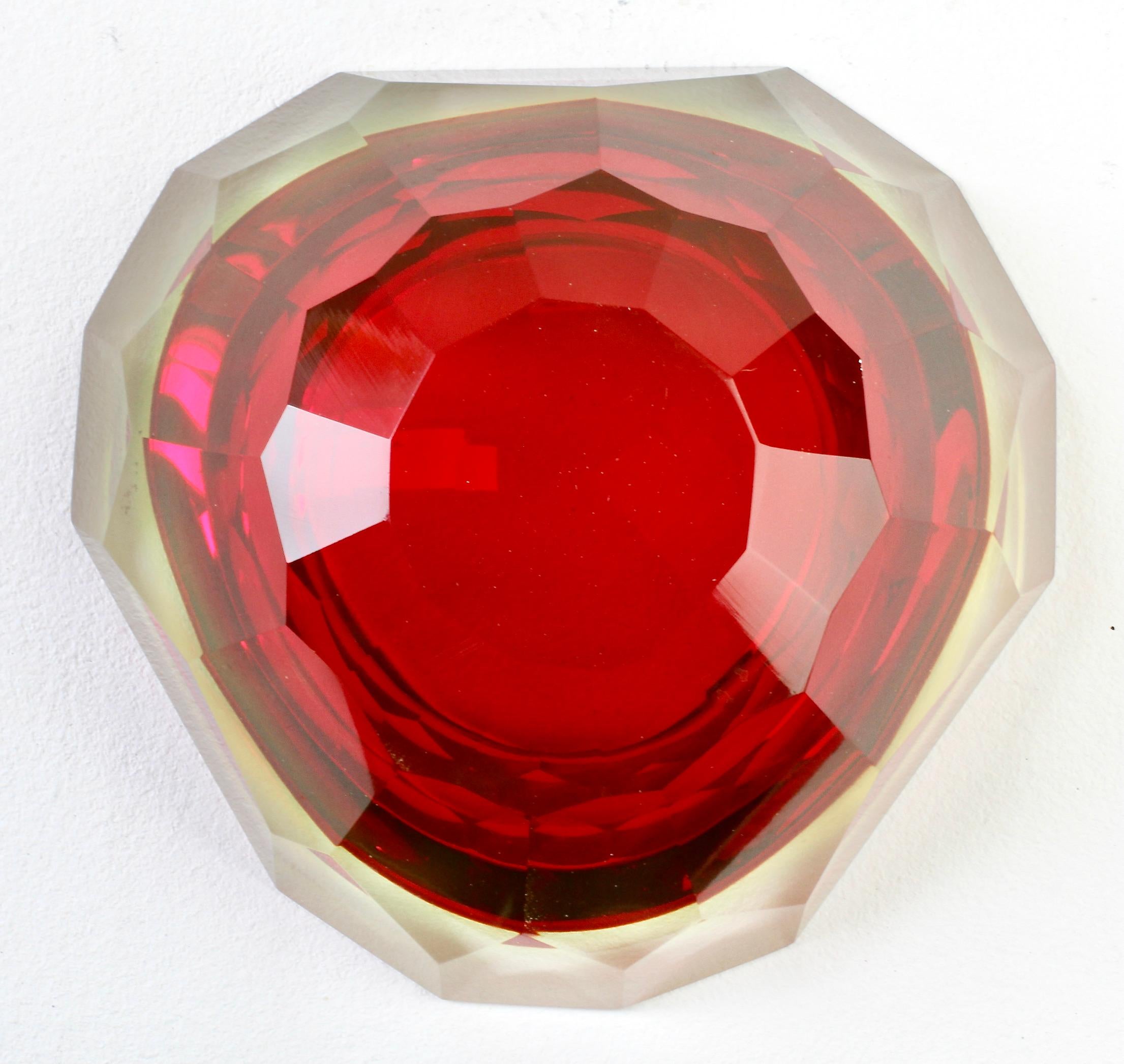 Mid-Century Modern Grand bol Sommerso de Murano en verre taillé en diamants rouges attribué à Mandruzzato en vente