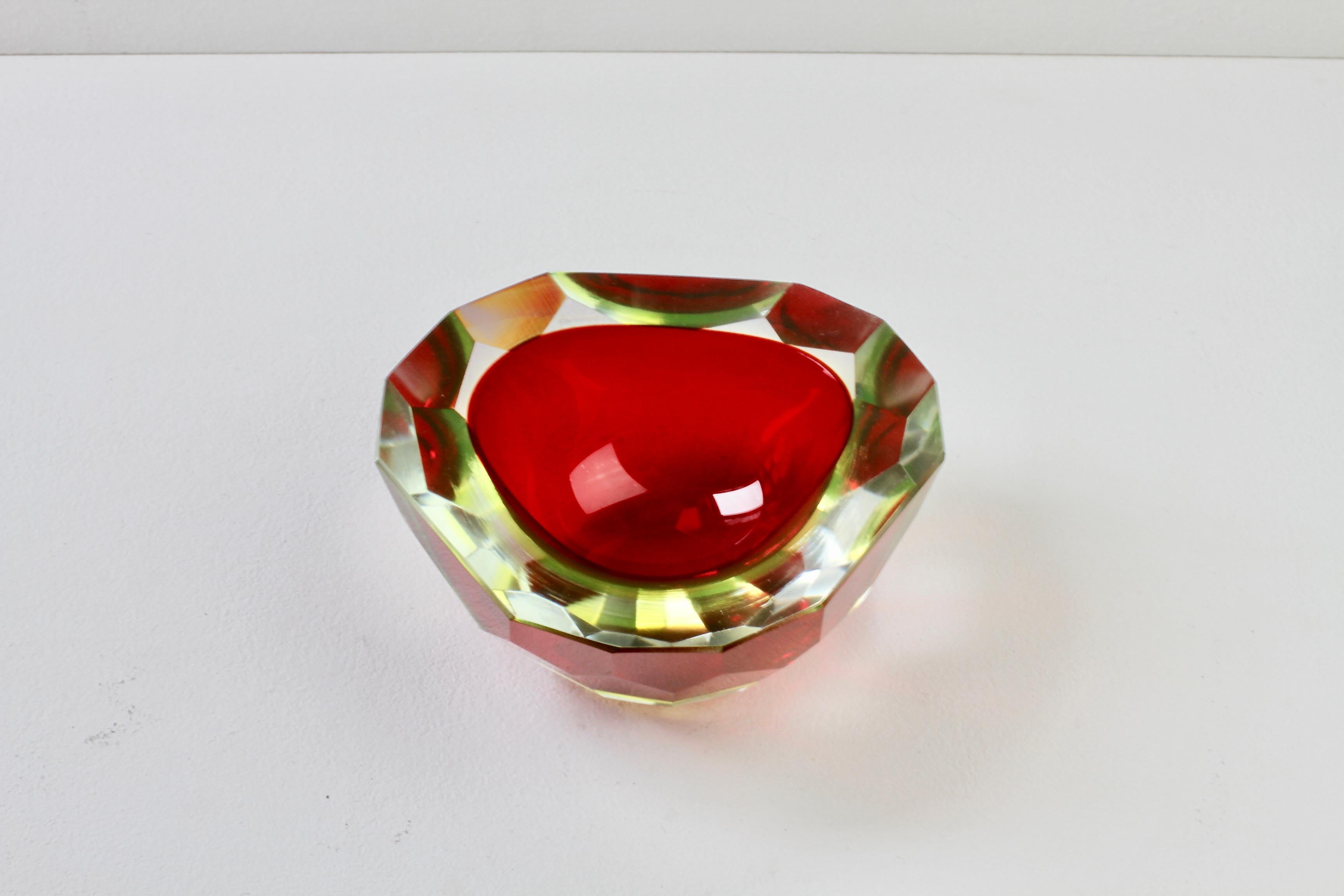 italien Grand bol Sommerso de Murano en verre taillé en diamants rouges attribué à Mandruzzato en vente