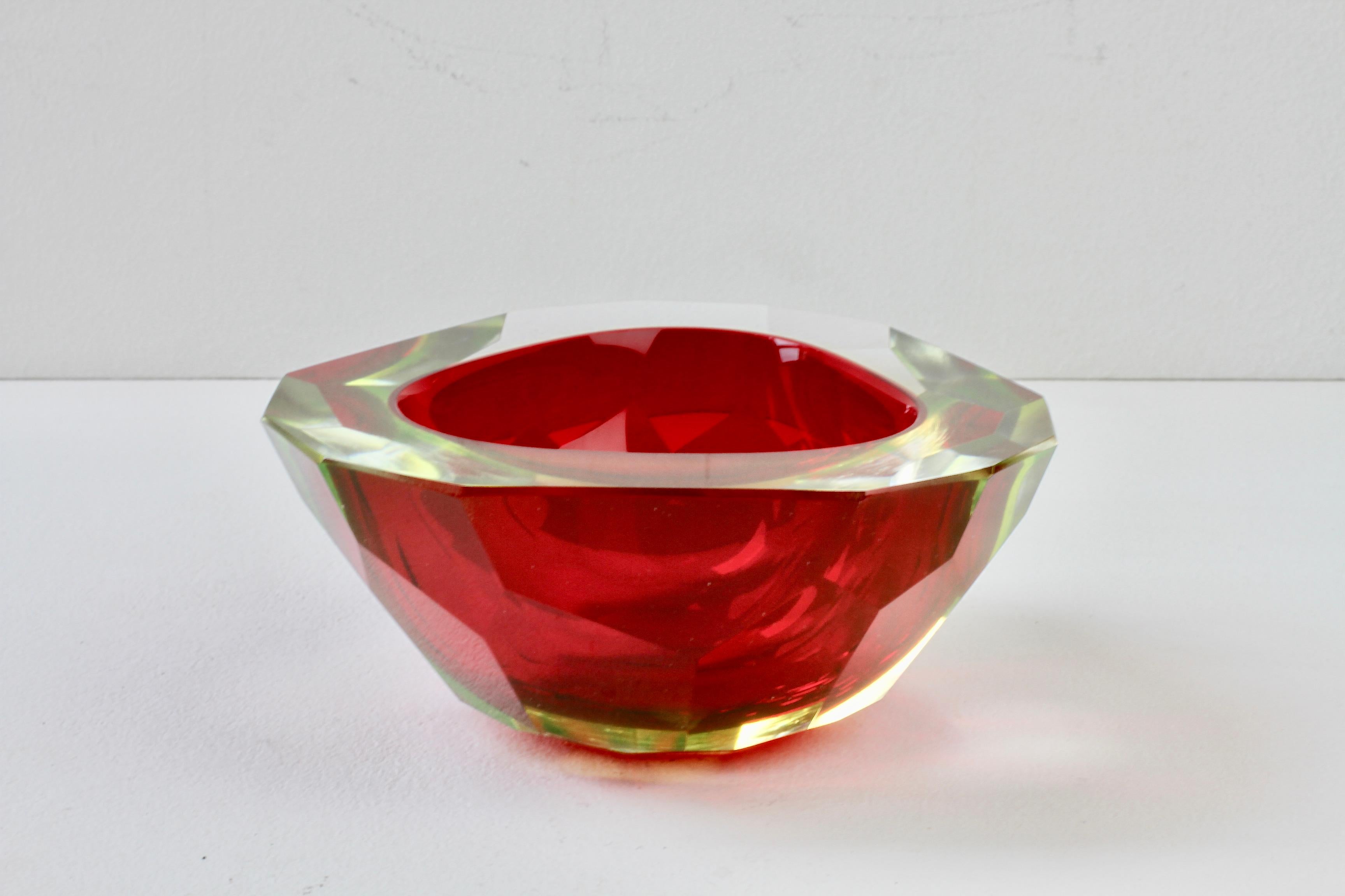Grand bol Sommerso de Murano en verre taillé en diamants rouges attribué à Mandruzzato Excellent état - En vente à Landau an der Isar, Bayern
