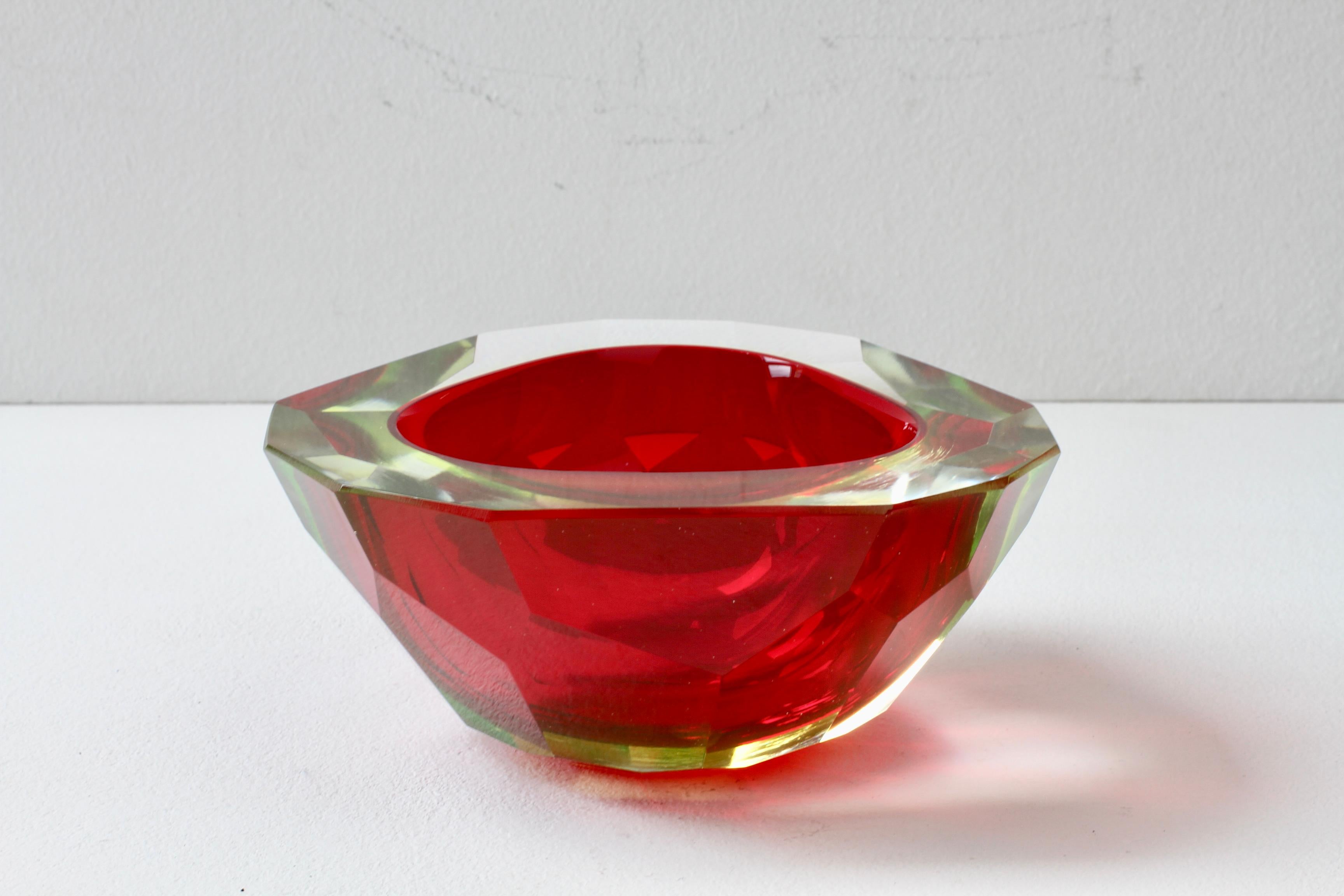20ième siècle Grand bol Sommerso de Murano en verre taillé en diamants rouges attribué à Mandruzzato en vente