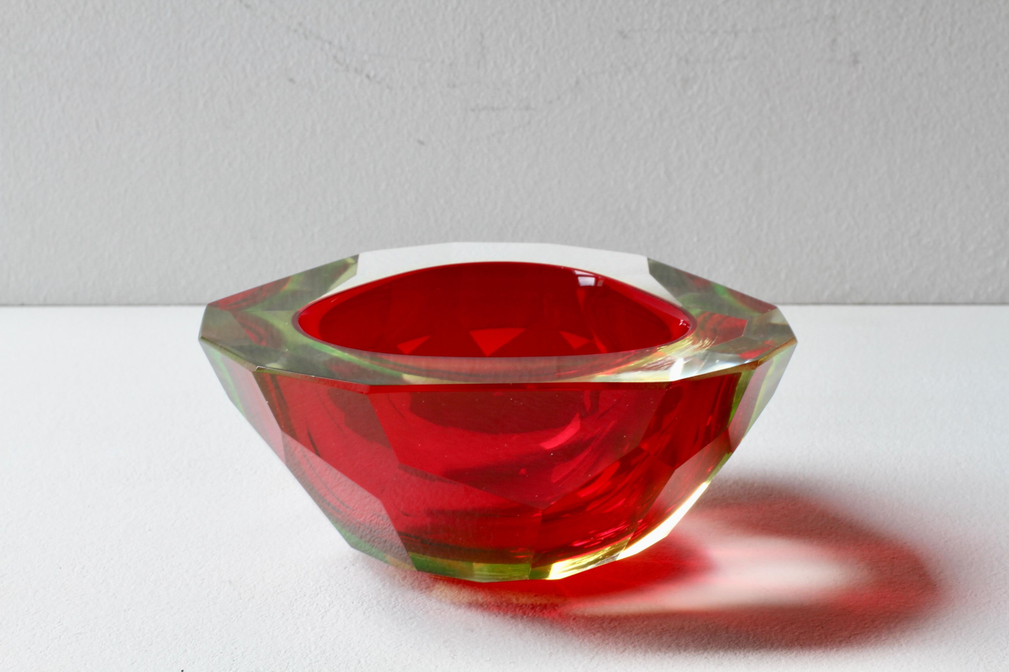 Verre brun Grand bol Sommerso de Murano en verre taillé en diamants rouges attribué à Mandruzzato en vente