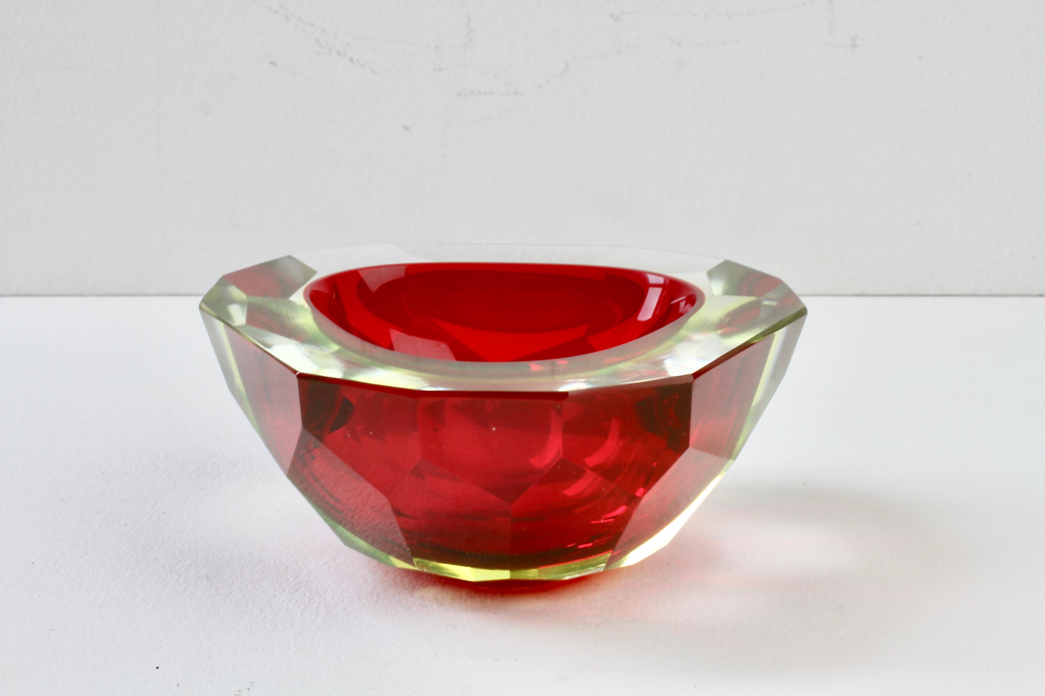 Grand bol Sommerso de Murano en verre taillé en diamants rouges attribué à Mandruzzato en vente 1