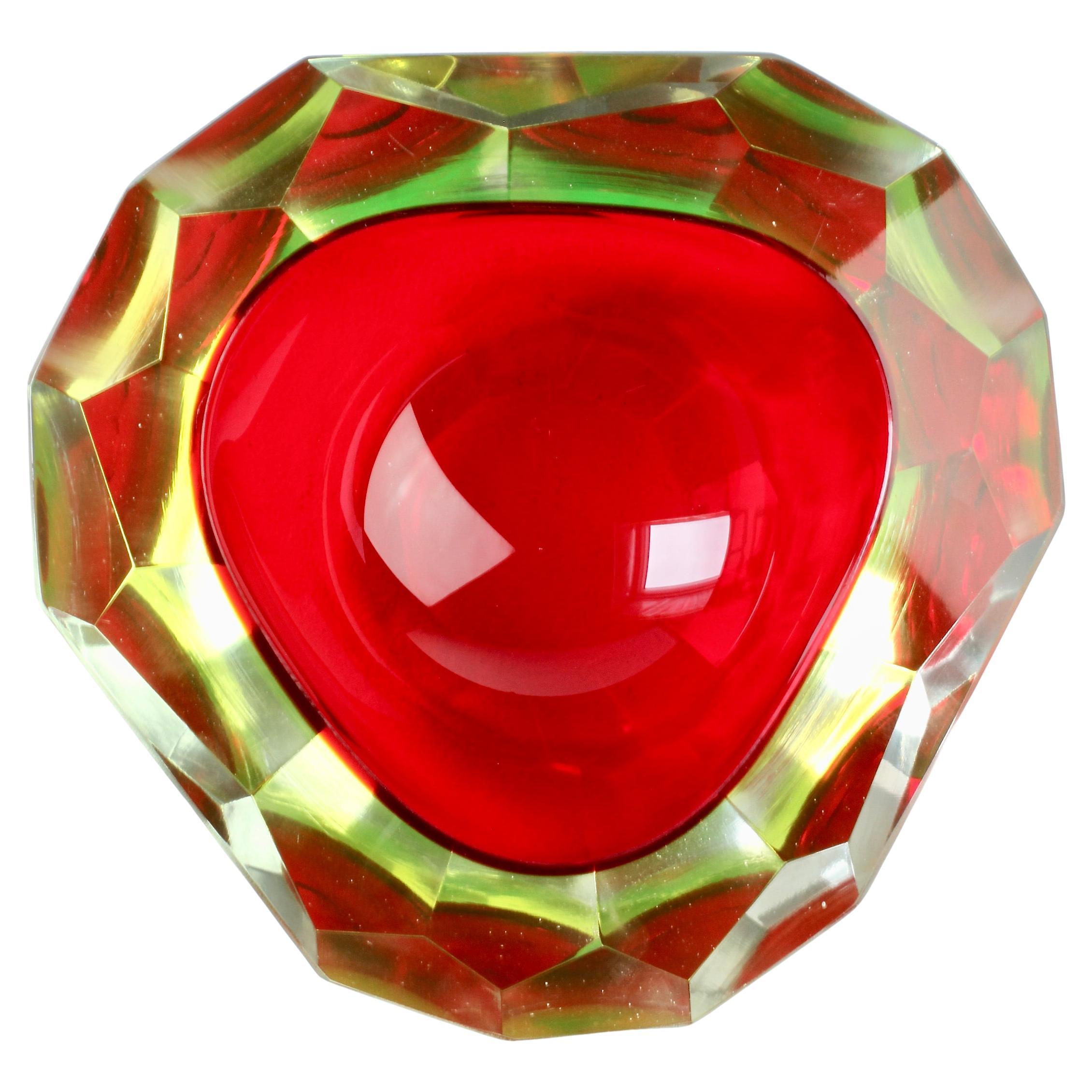 Enorme cuenco rojo facetado de Murano Glass Sommerso con corte de diamante Mandruzzato atribuido