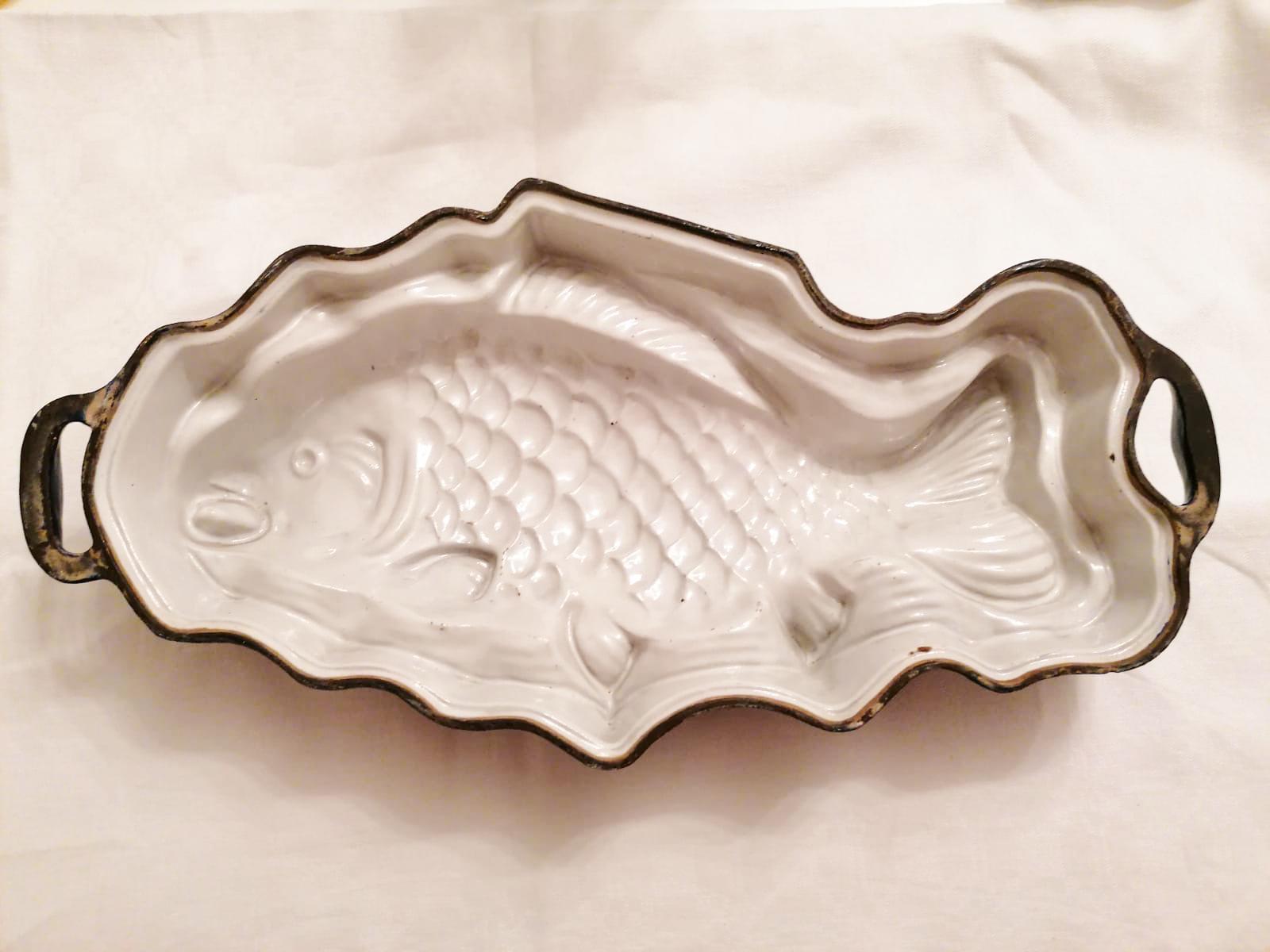 Cast iron in a shape of a fish enameled marine blue outside and white inside. Made in France, circa 1900. Beautiful original condition.