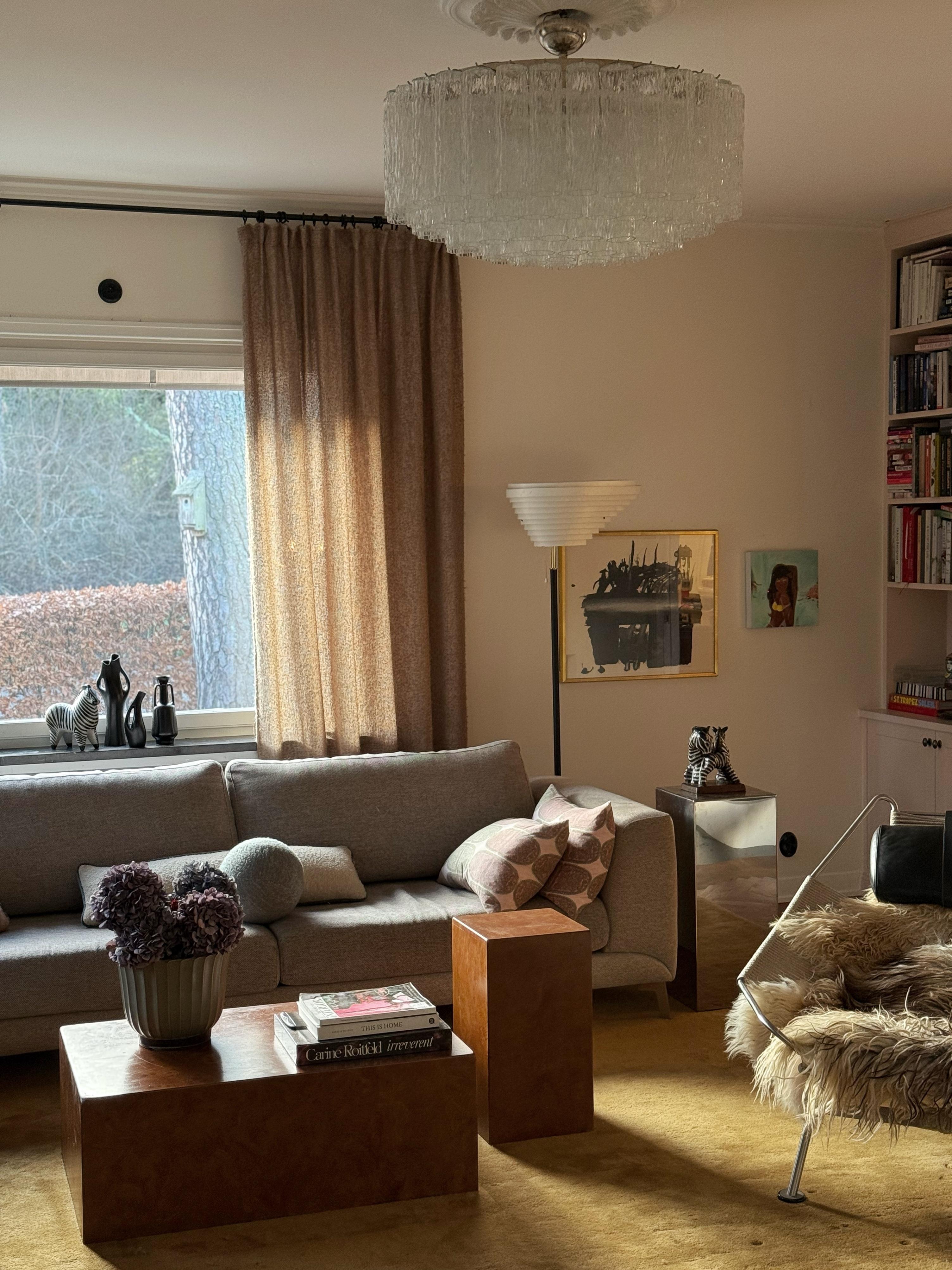 Eleganza del grande lampadario italiano in cristallo di Murano nello stile tradizionale italiano di metà secolo. Il lampadario di dimensioni XL è composto da 101 Prismi di vetro cilindrici trasparenti e testurizzati di dimensioni pari a 9.7