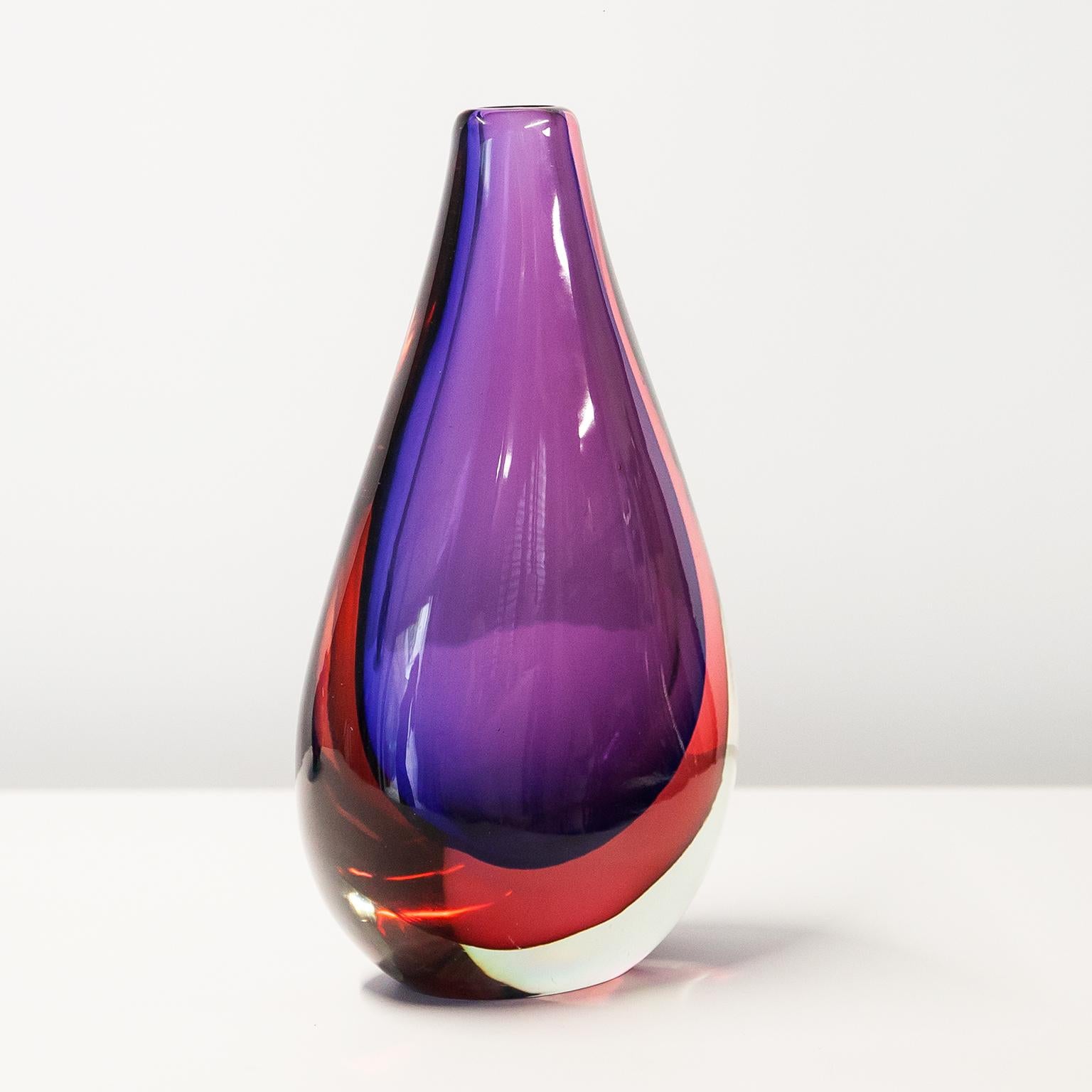 Meravigliosa e pesante ciotola in vetro di Murano in vetro viola, rosa e trasparente realizzata da Seguso Vetri d'Arte e disegnata da Flavio Poli, Italia anni '60.
Eccellenti condizioni originali d'epoca.