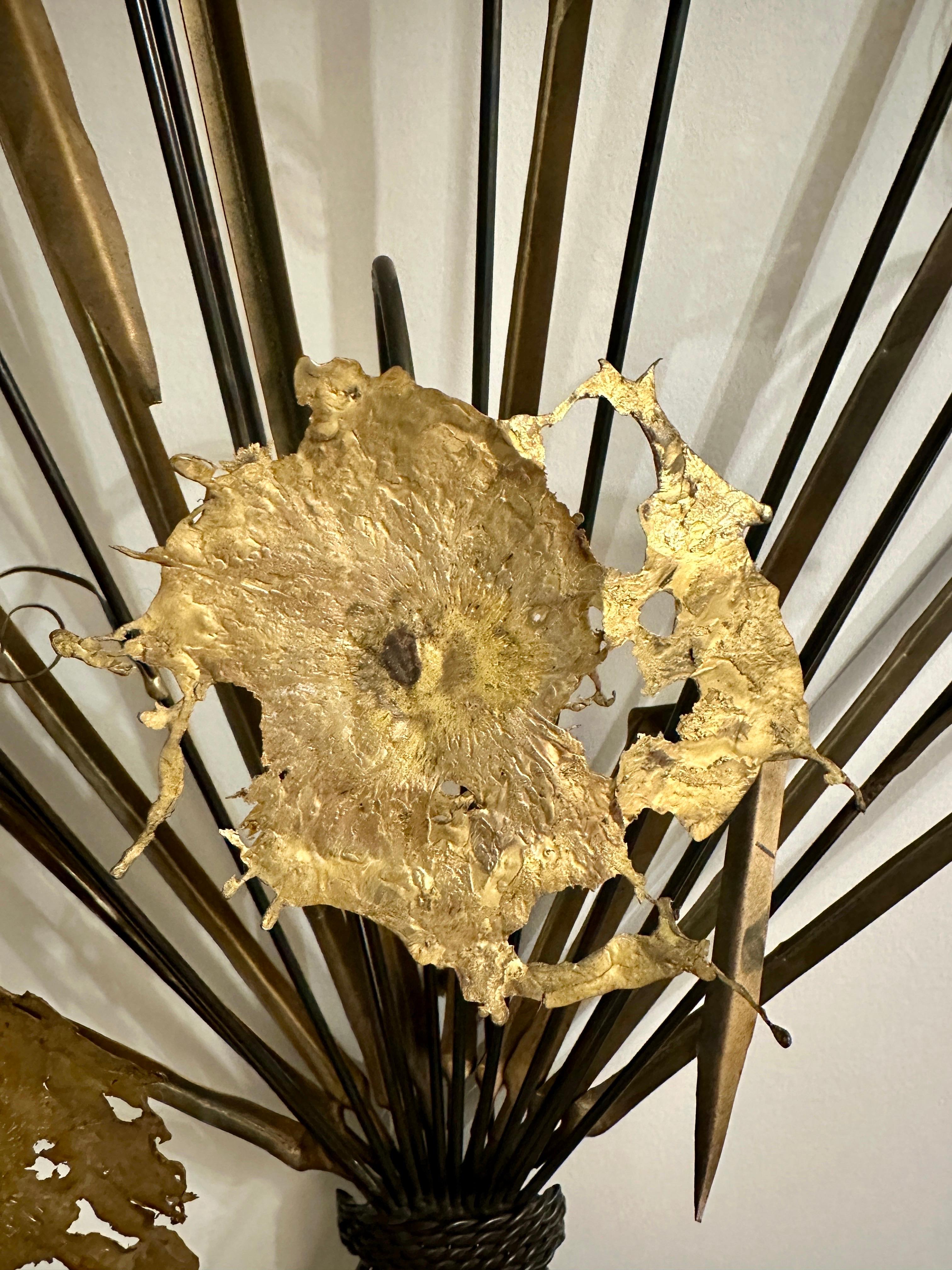 Una escultura de pared IMPRESIONANTE: un toque de modernidad de mediados de siglo, pero sobre todo un uso magistral de la mezcla de metales y sobredimensionada para causar el máximo impacto en la pared.