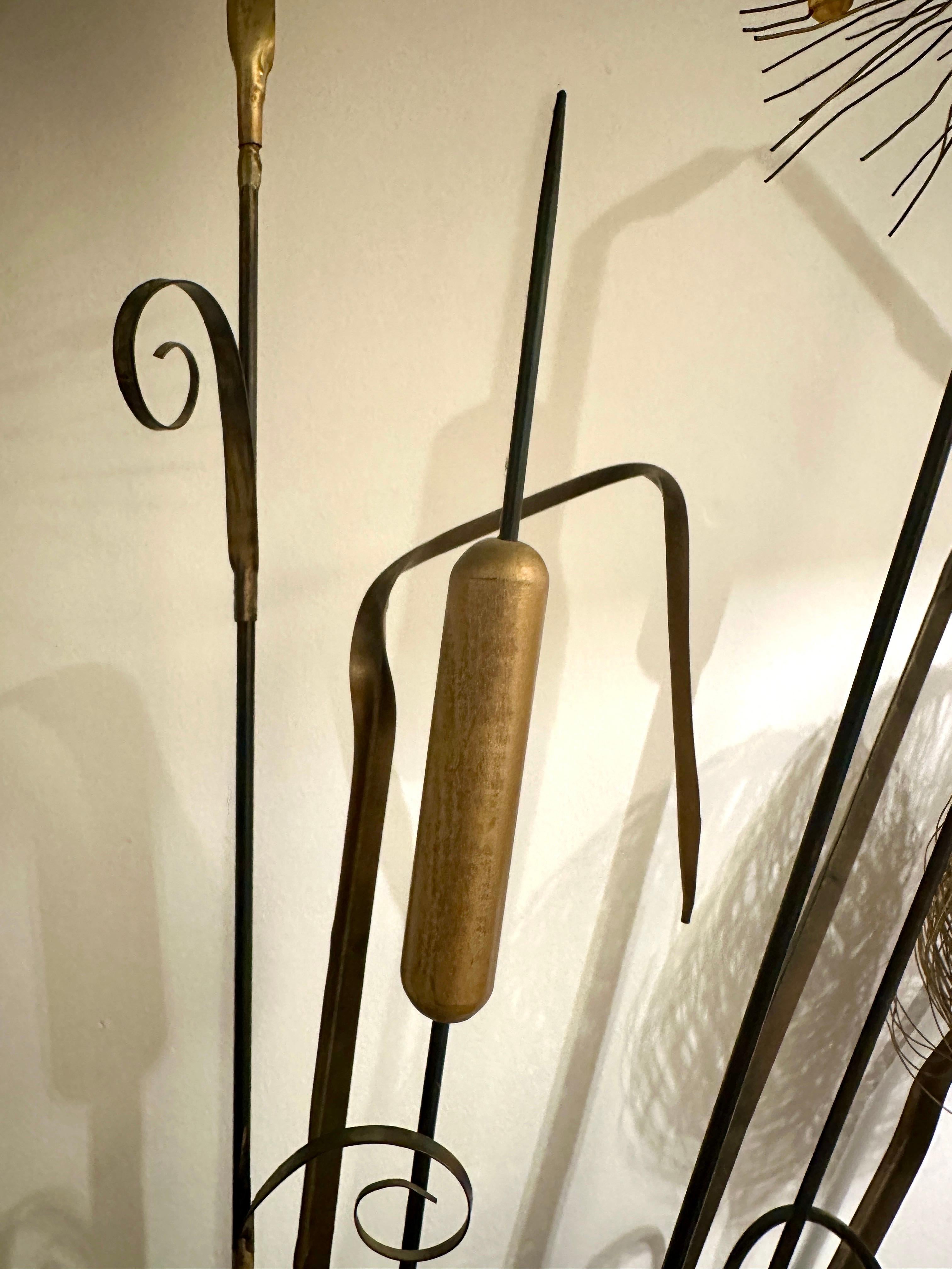 ENORME Escultura de Pared Arreglo Floral en Metal Negro y Latón Hilado Estadounidense en venta