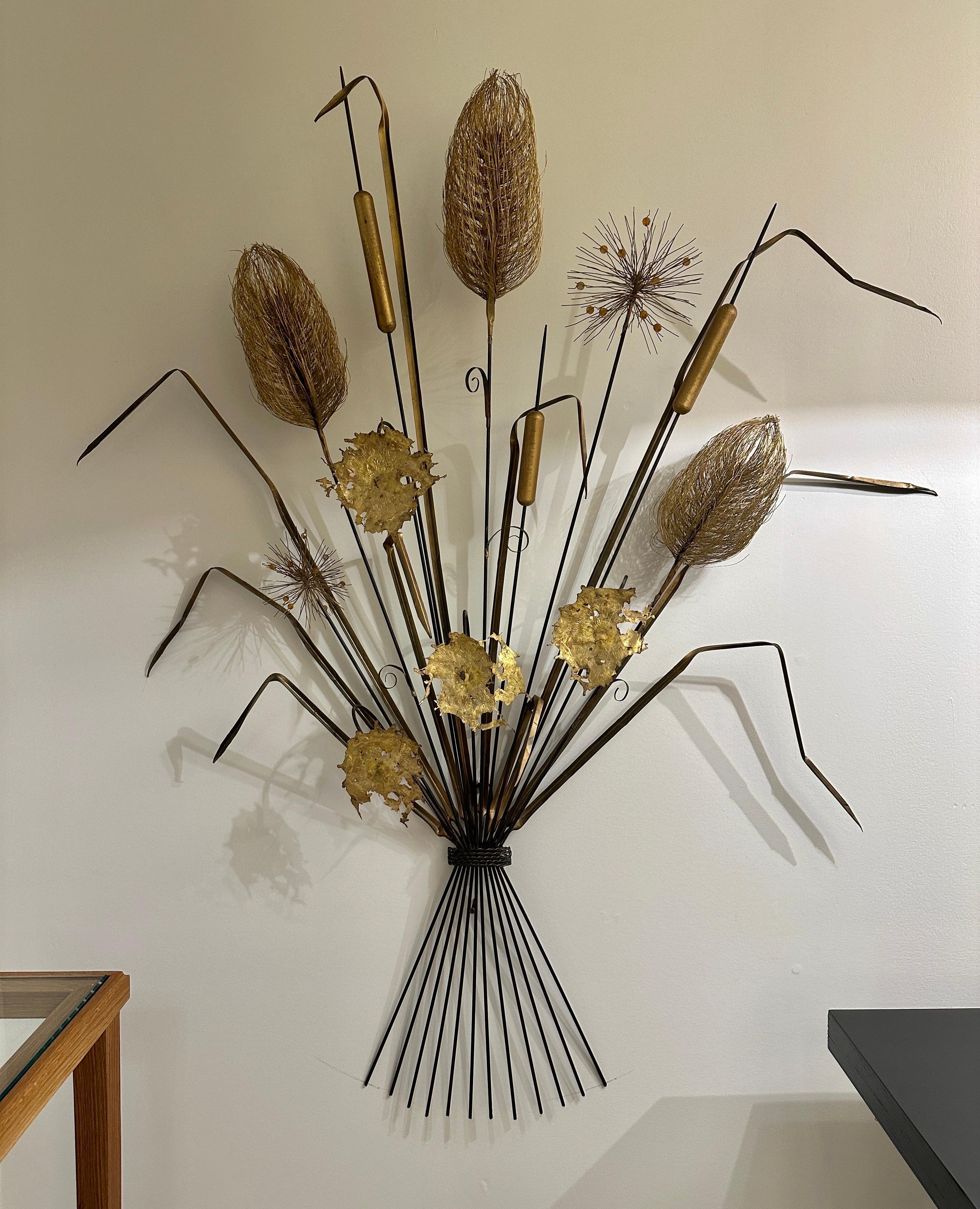 ENORME Escultura de Pared Arreglo Floral en Metal Negro y Latón Hilado finales del siglo XX en venta