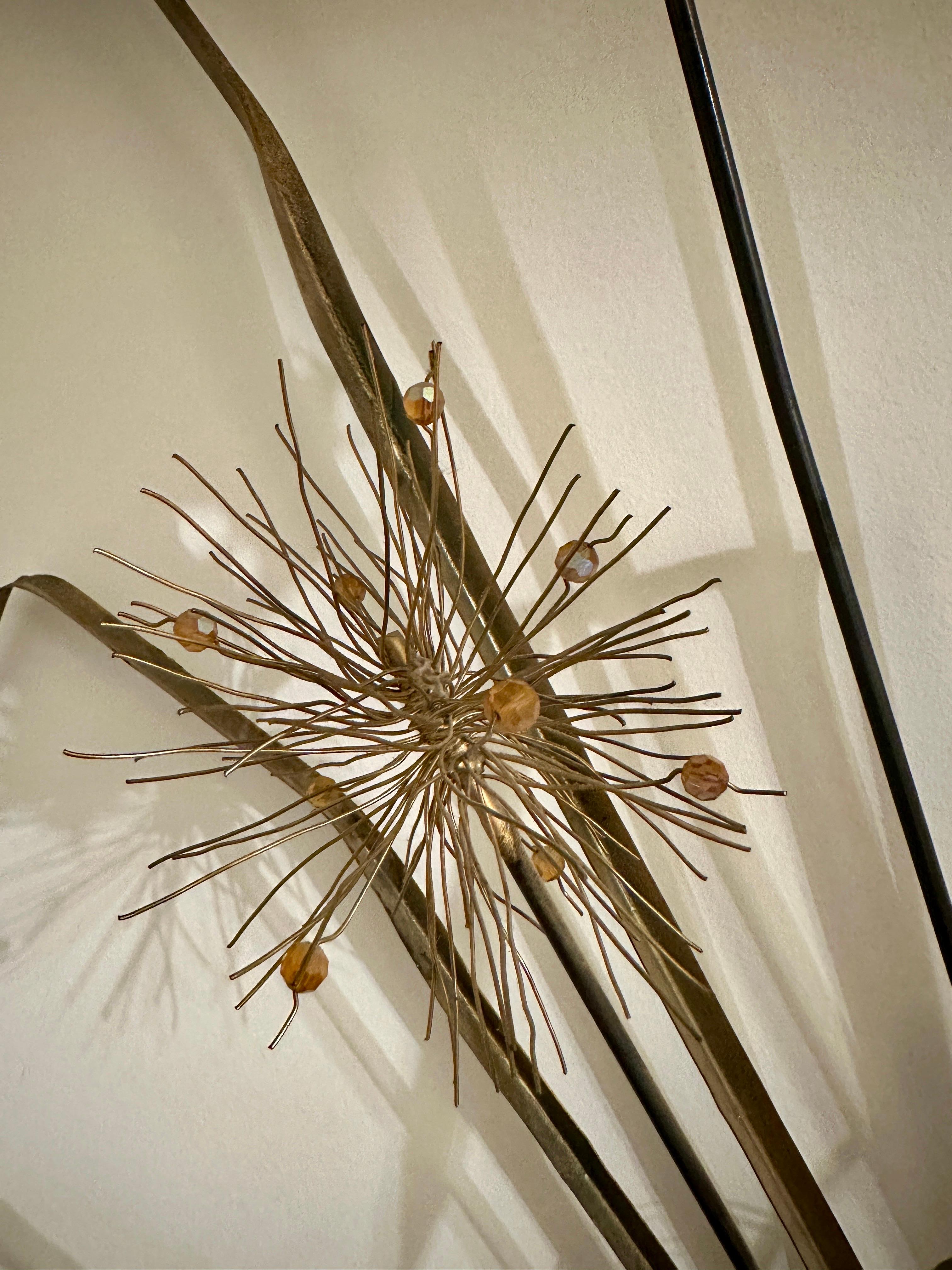 ENORME Escultura de Pared Arreglo Floral en Metal Negro y Latón Hilado en venta 1