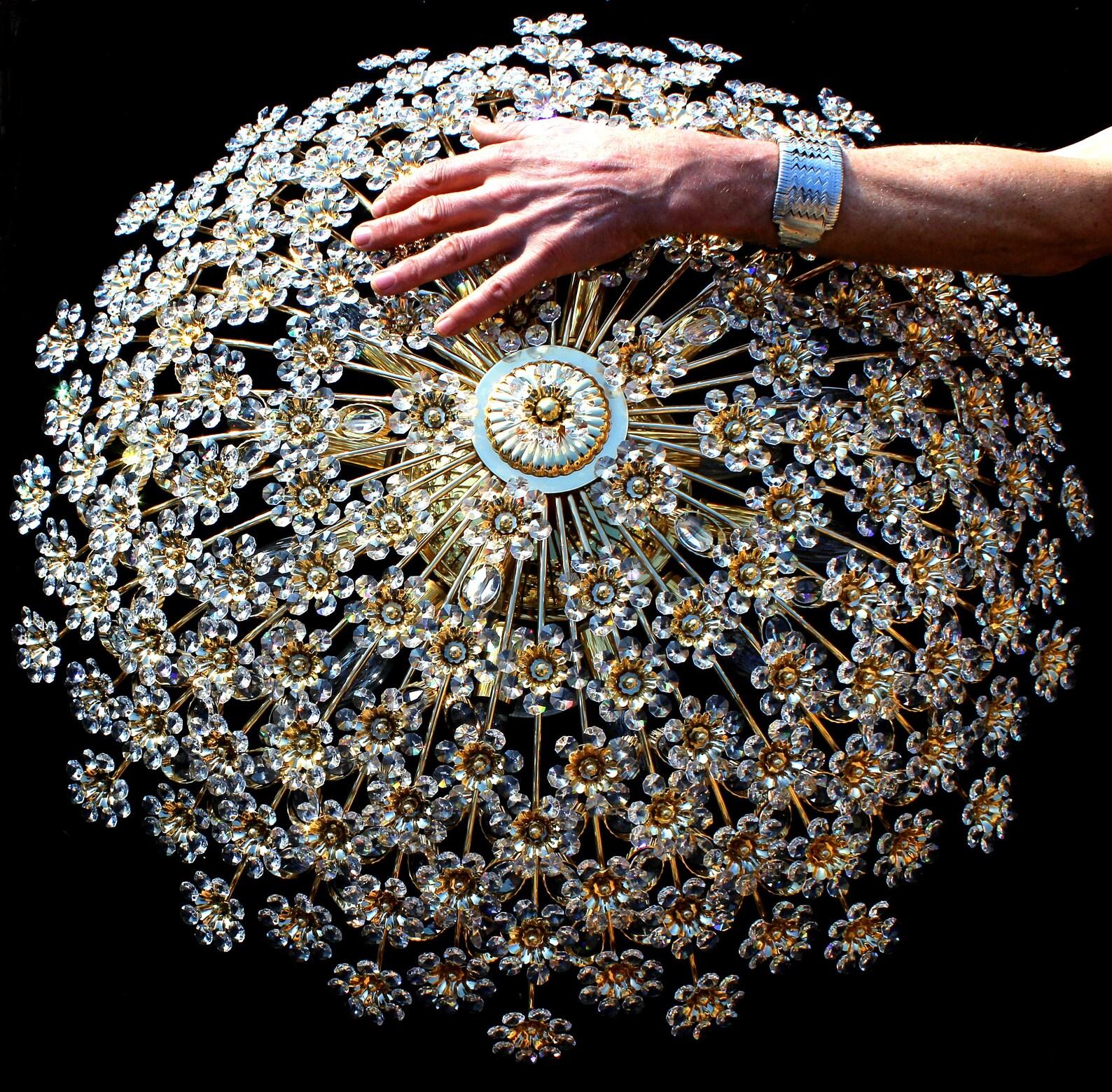 Palme & Walter gigantesque plafonnier doré années 1960. 

Laiton doré avec 141 fleurs, plus de 1.000 pièces en cristal de plomb taillées à la main.

15 lumières e14 , diamètre 31 pouces, hauteur originale 14 pouces.

Le fabricant de luminaires