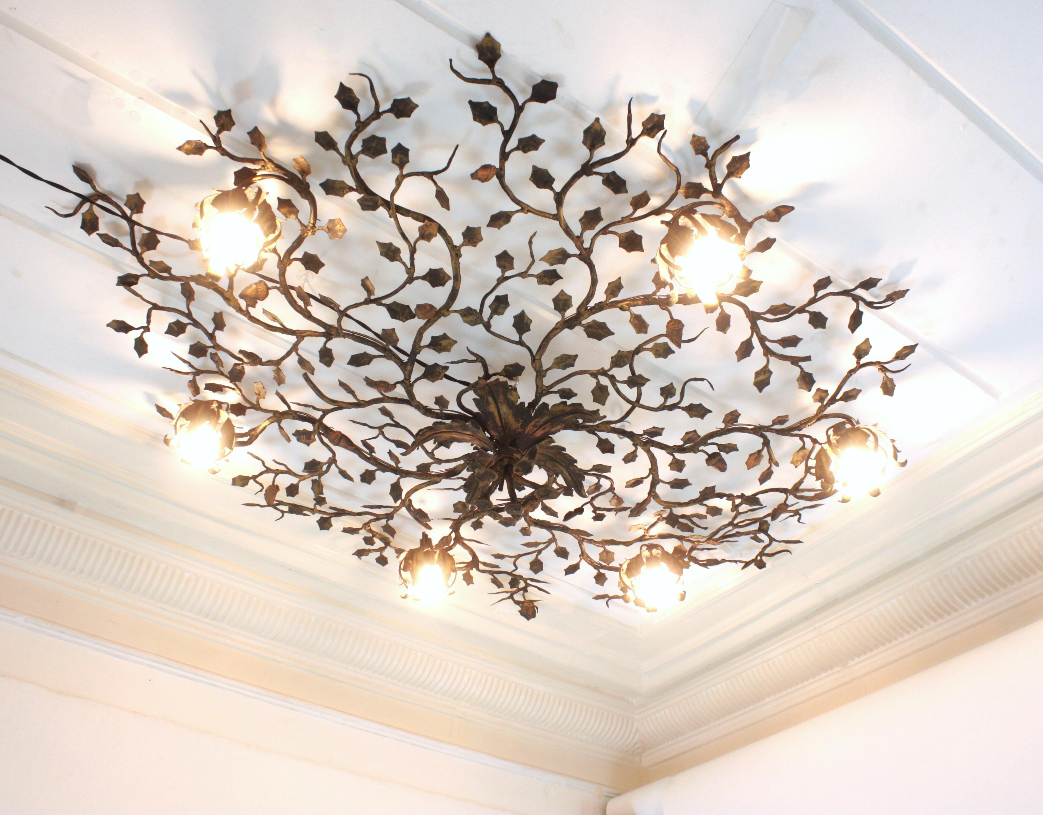Espagnol Énorme luminaire à fleur de feuillage, fer forgé doré, 56 in en vente