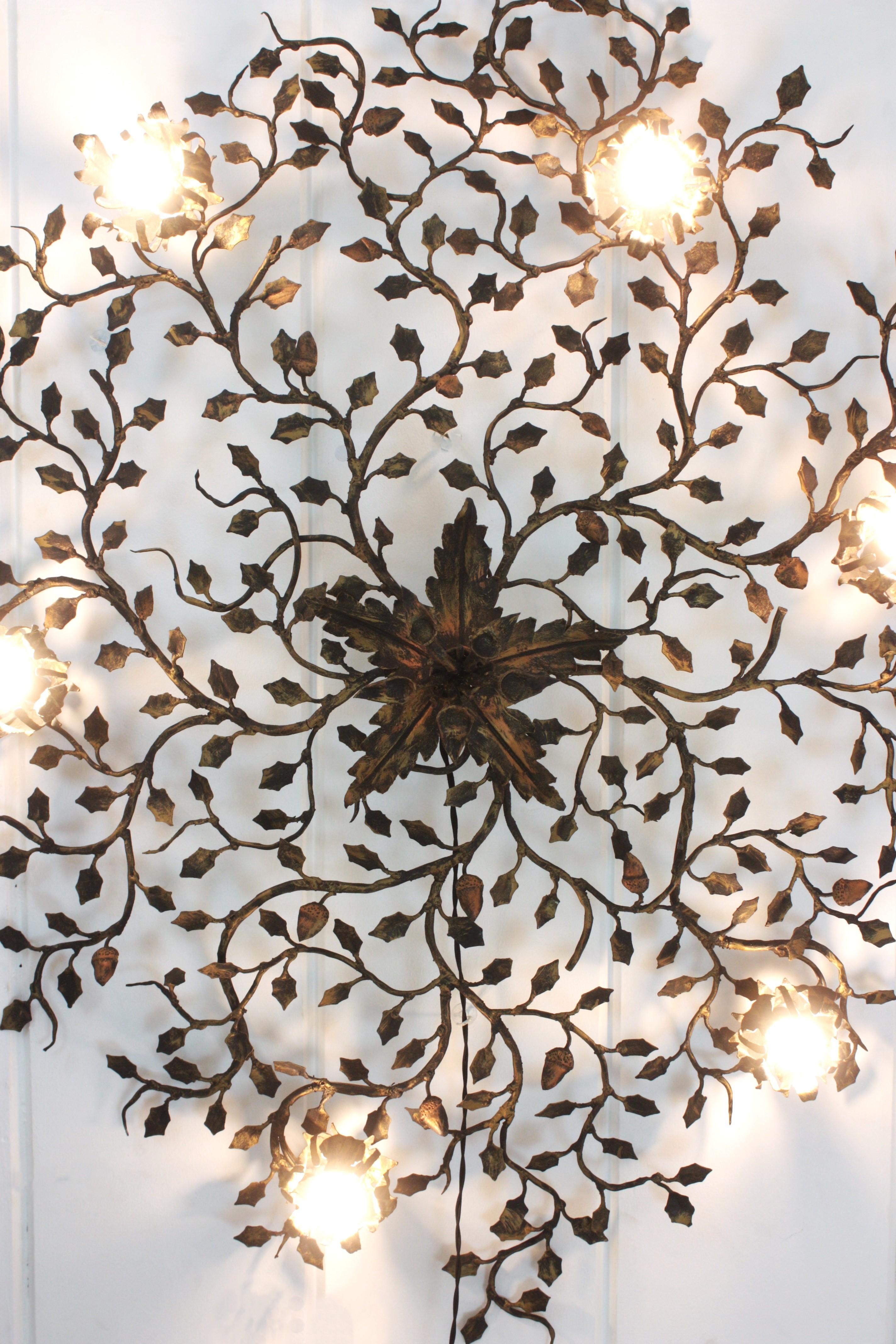 Fer Énorme luminaire à fleur de feuillage, fer forgé doré, 56 in en vente