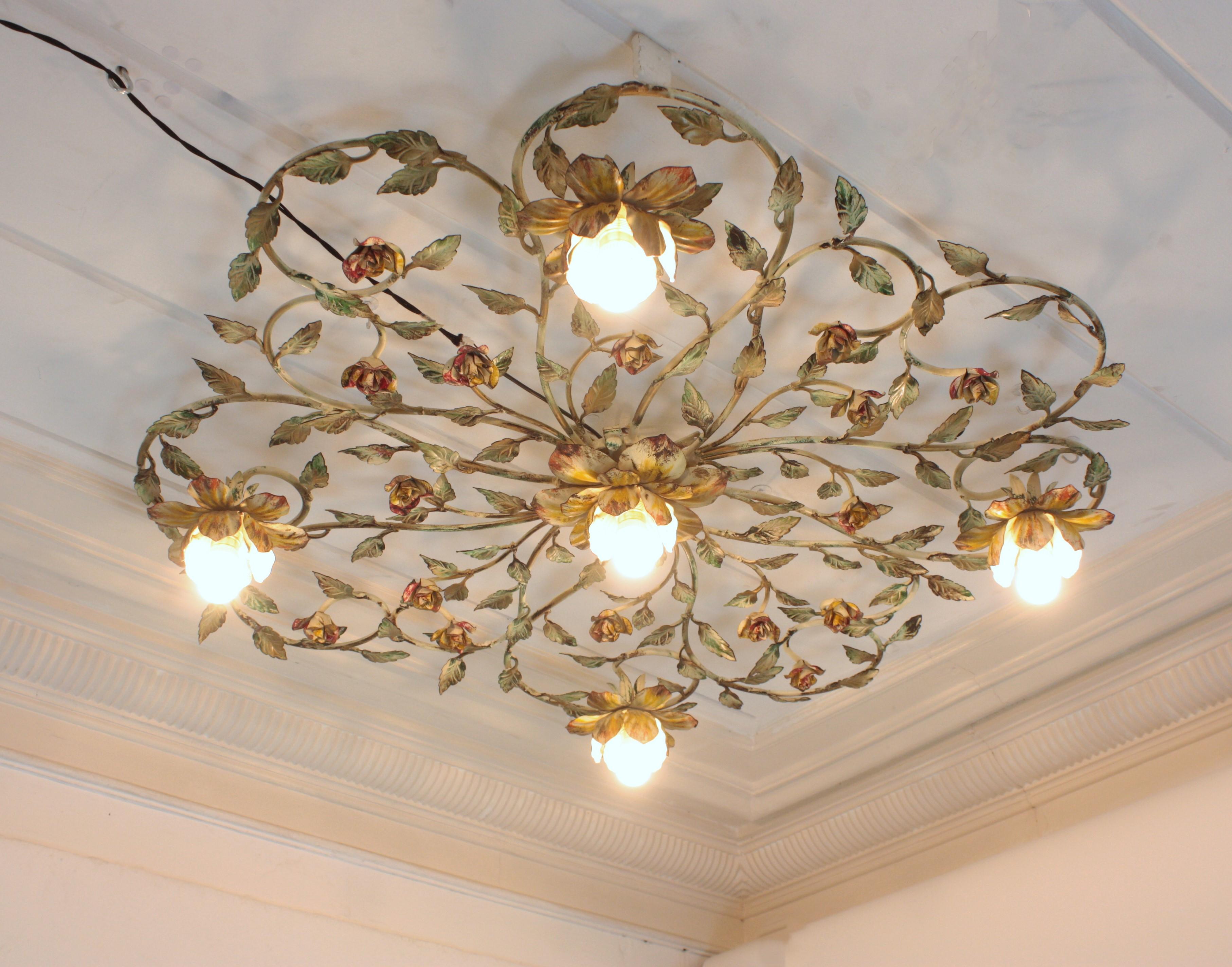 Énorme luminaire à fleur de feuillage en fer polychrome, 47 po en vente 3