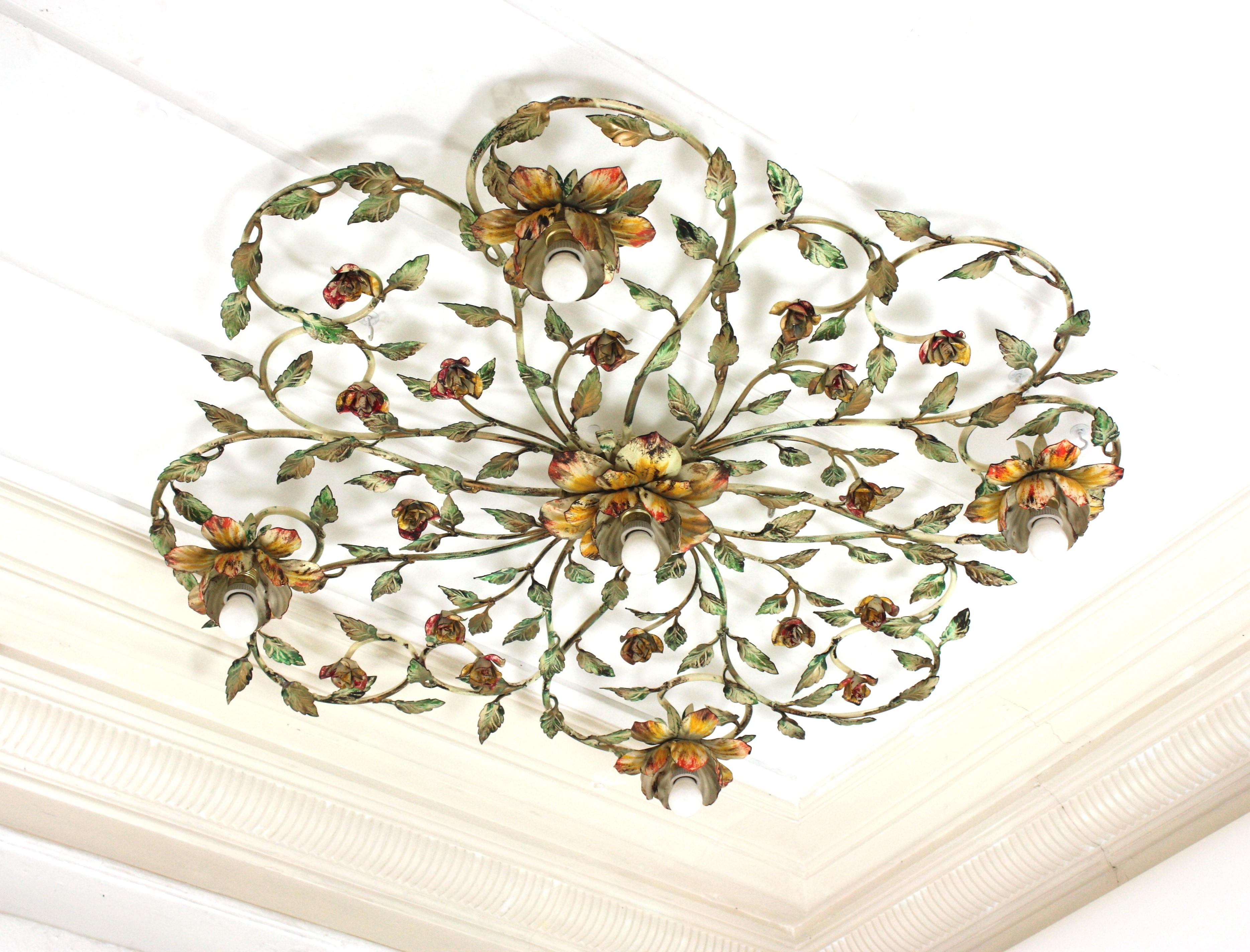 Plafonnier monumental en forme de rosier multicolore, en fer polychrome, Italie, années 1950-1960.
Plafonnier unique de très grande taille (46,8 in x 47,2 in ) en fer polychrome avec cinq lampes à fleurs.
Ce magnifique lustre a été entièrement