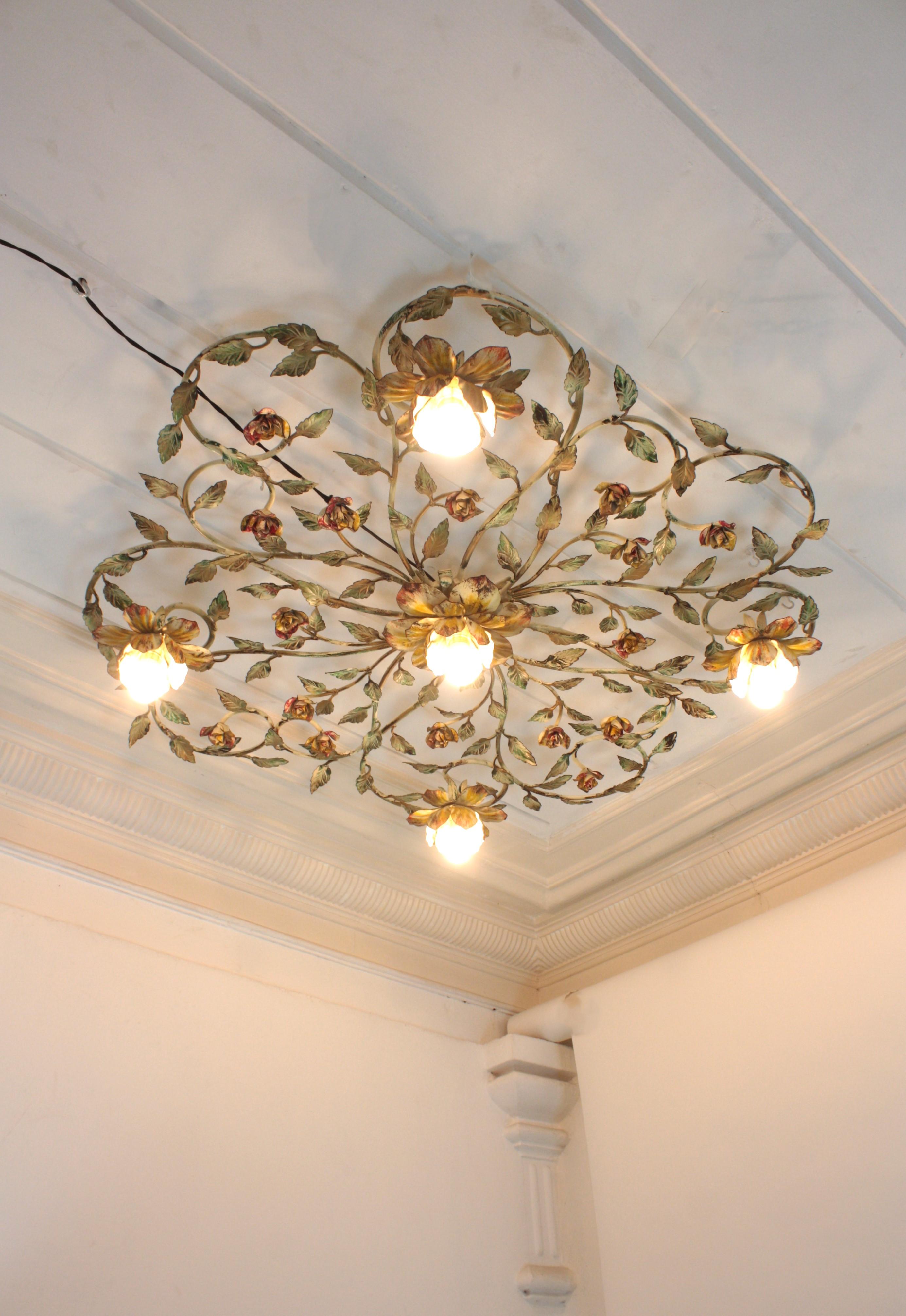 italien Énorme luminaire à fleur de feuillage en fer polychrome, 47 po en vente