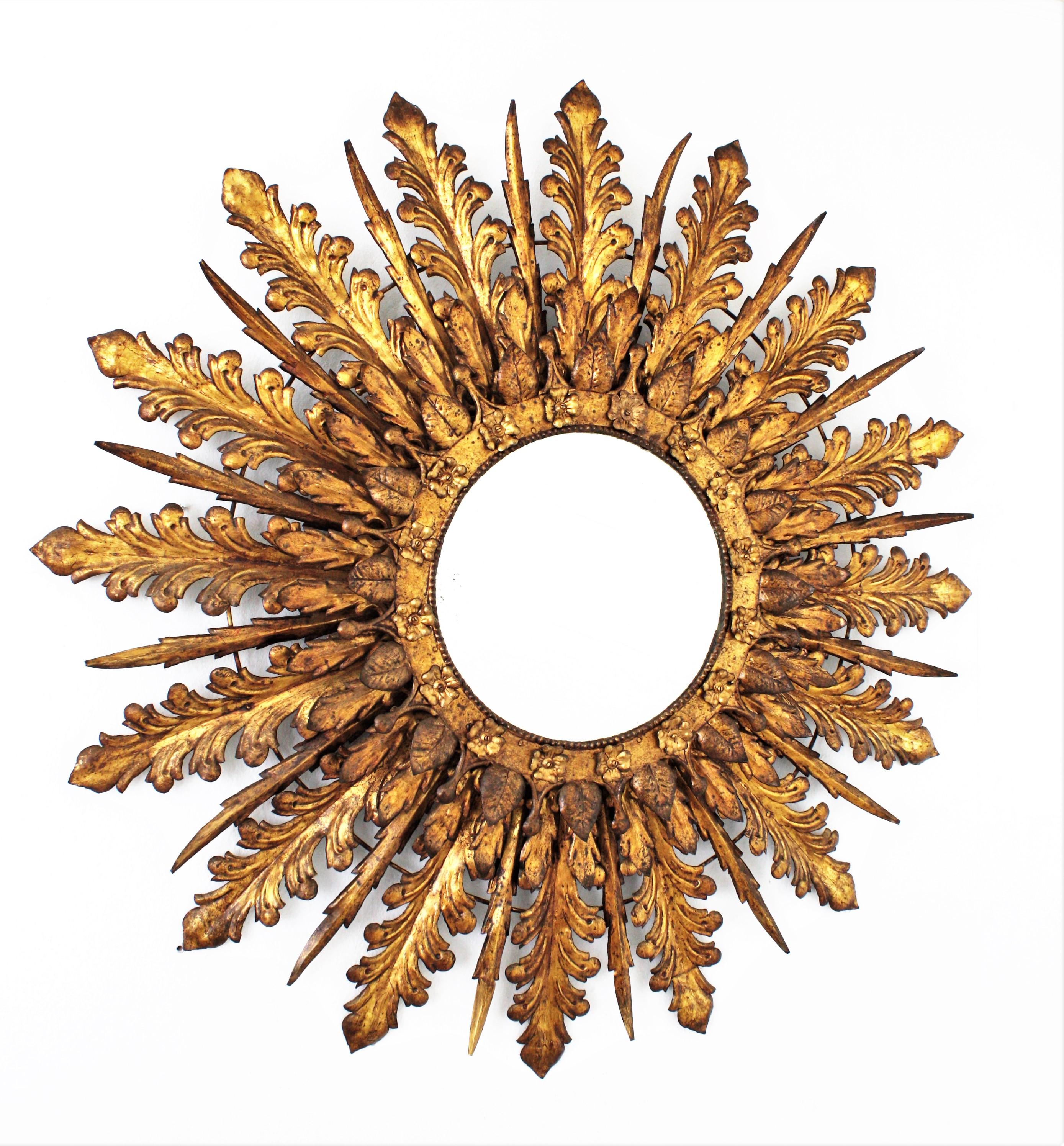Massive Sunburst-Spiegel Sunburst-Leuchte, vergoldetes Eisen (Neobarock) im Angebot