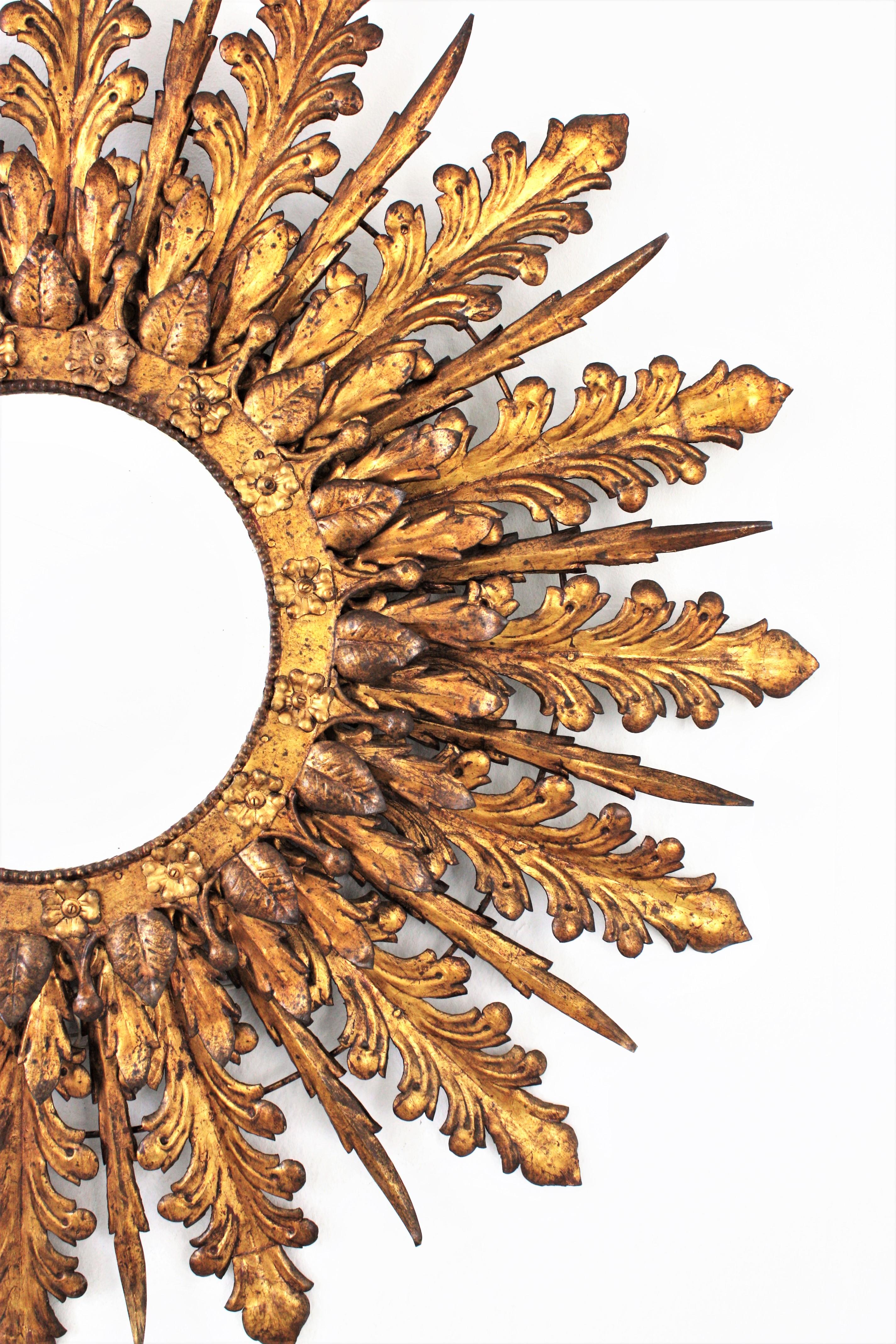 Massive Sunburst-Spiegel Sunburst-Leuchte, vergoldetes Eisen (20. Jahrhundert) im Angebot