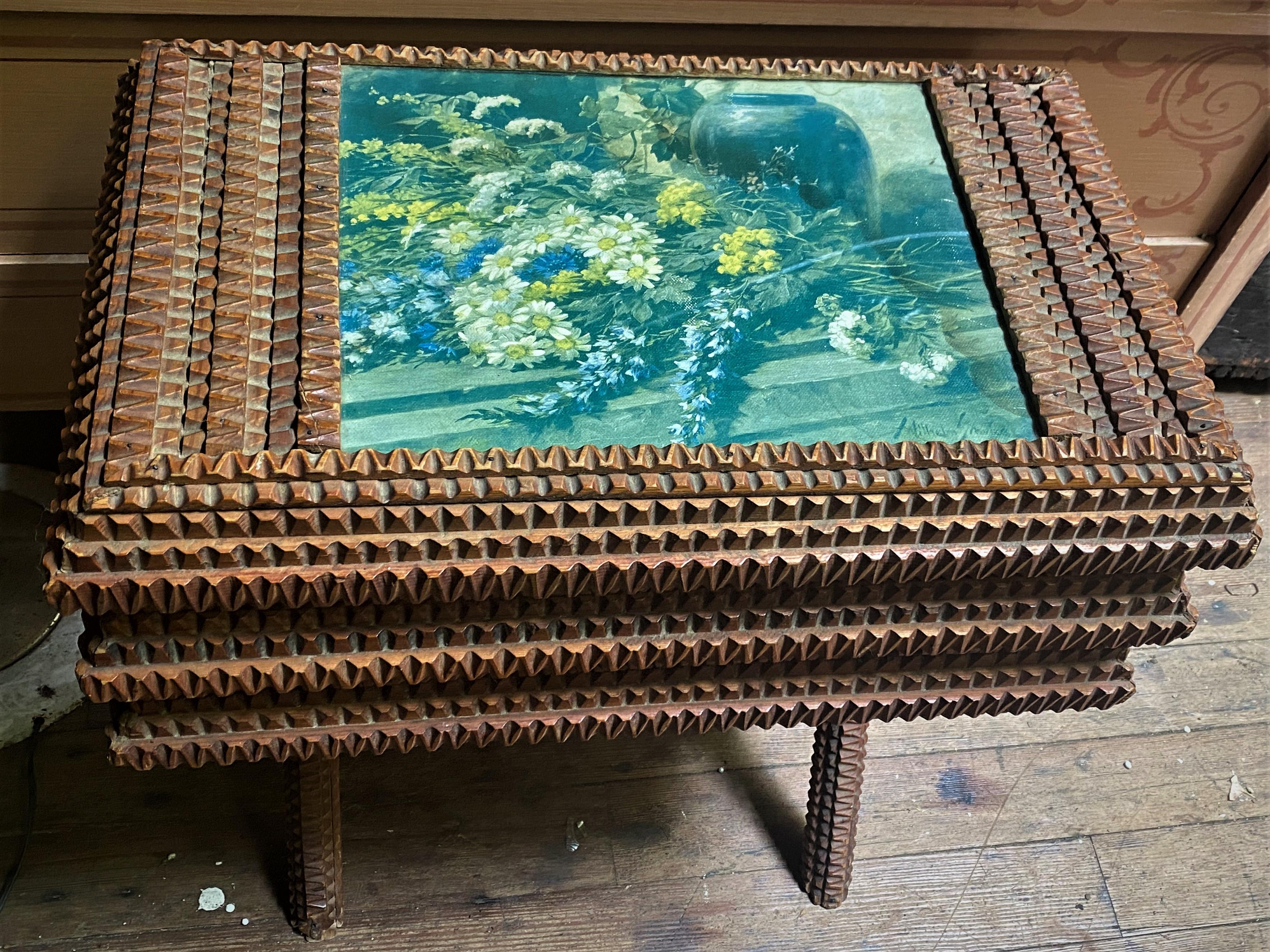 Riesige Folk/Tramp Art Side/End Table Box auf Beinen (Geschnitzt) im Angebot