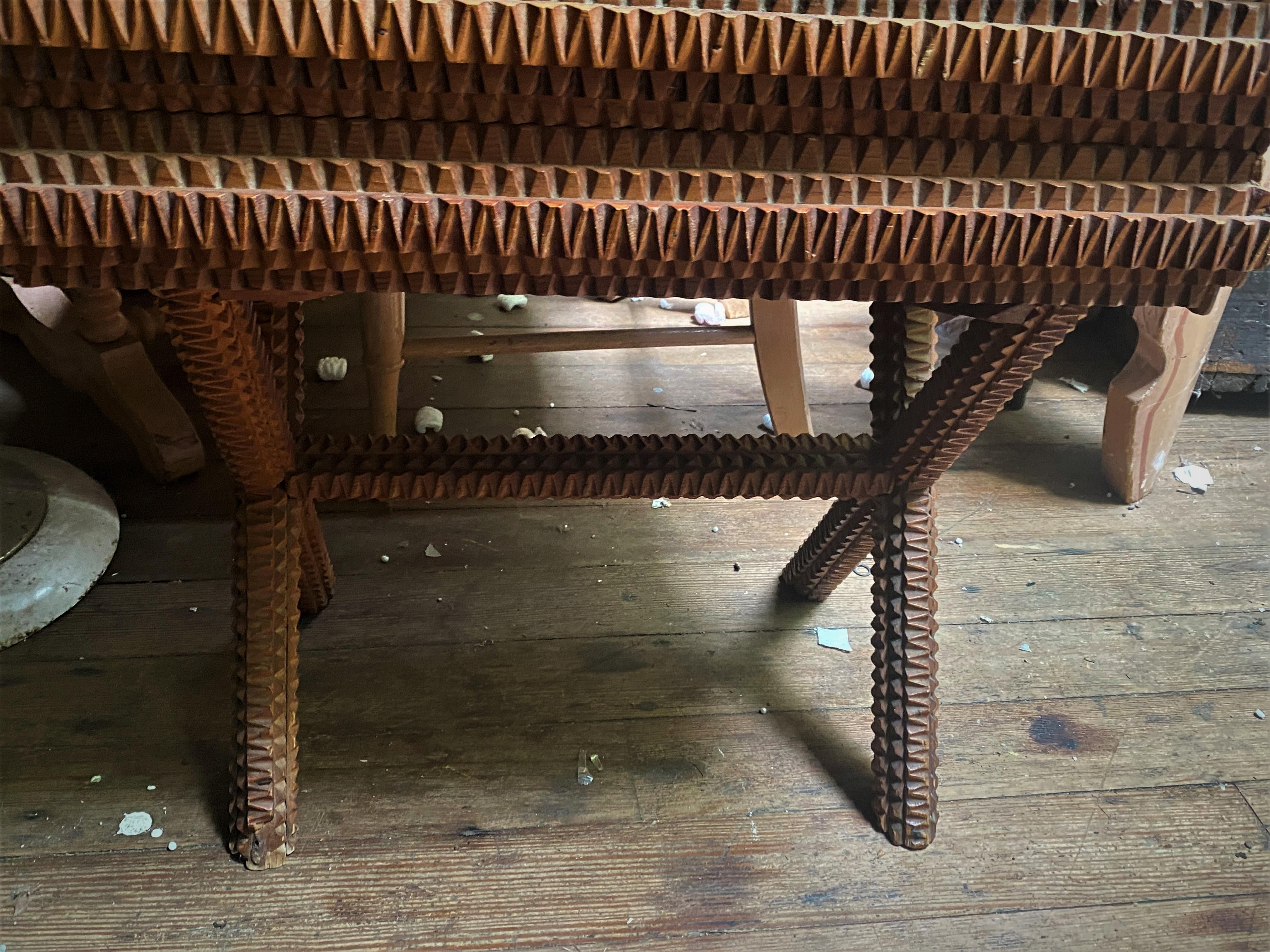Riesige Folk/Tramp Art Side/End Table Box auf Beinen im Zustand „Relativ gut“ im Angebot in Clifton Forge, VA