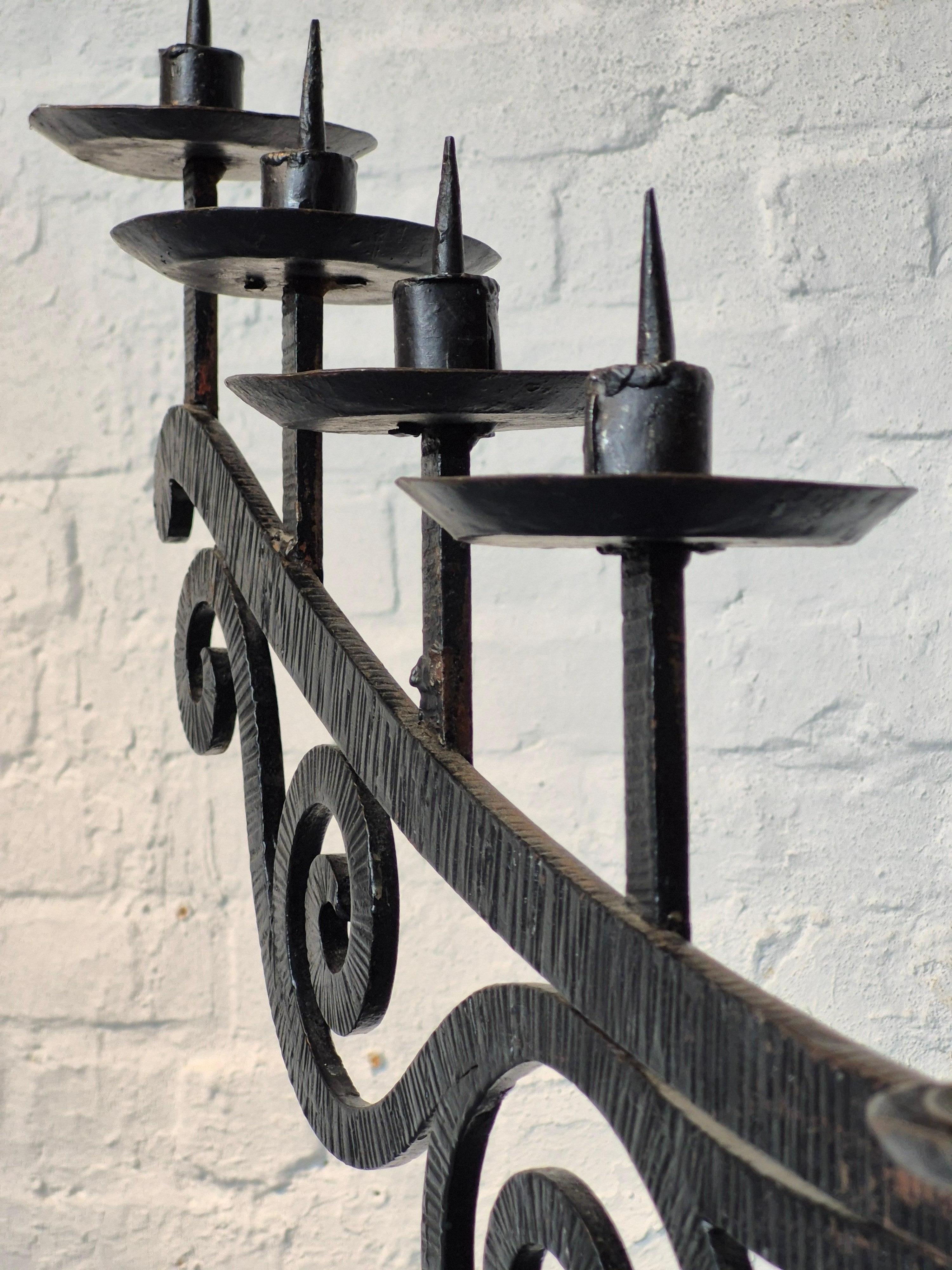 Un enorme portacandele in ferro forgiato in vendita 2