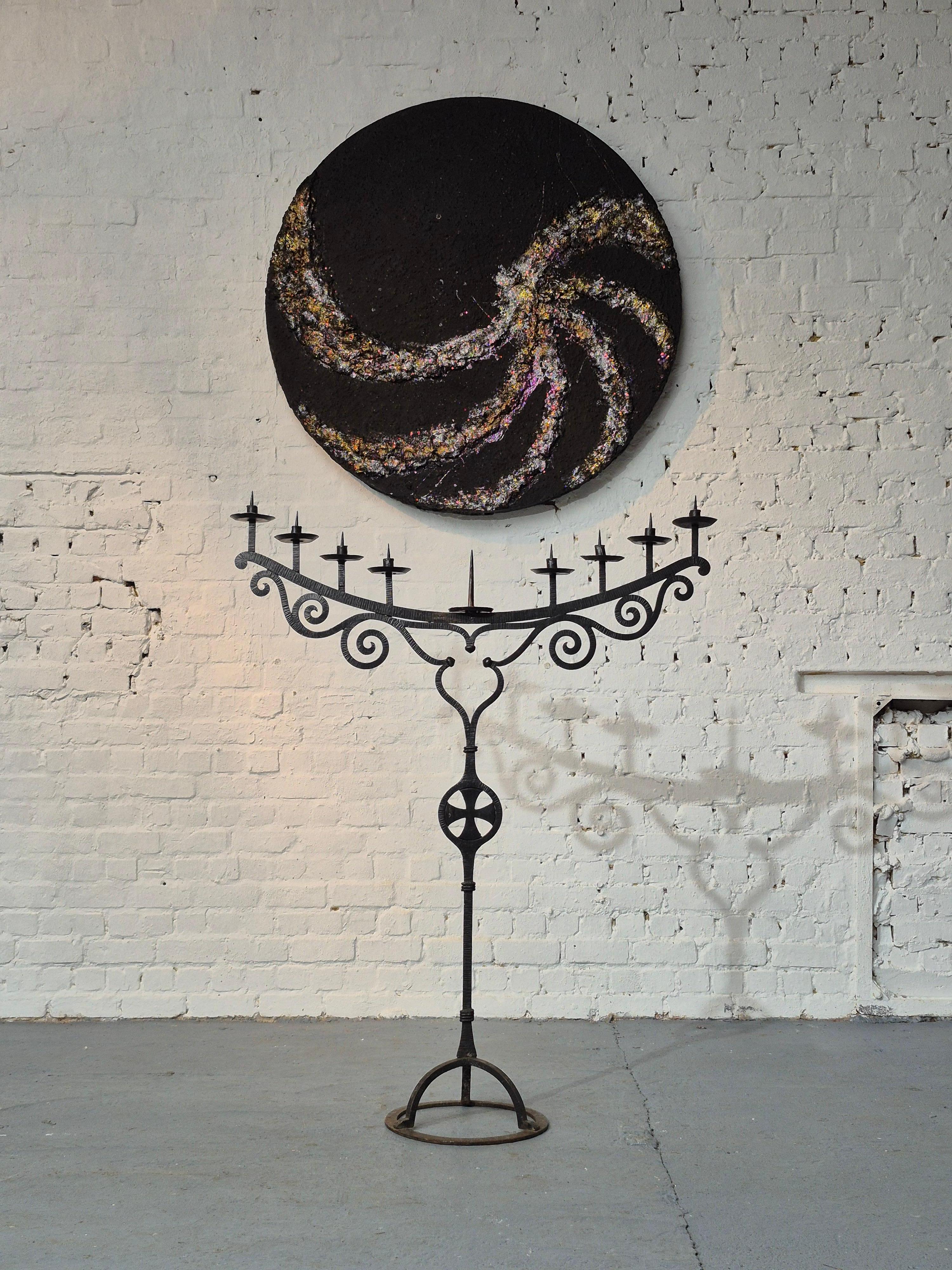 Neogotico Un enorme portacandele in ferro forgiato in vendita