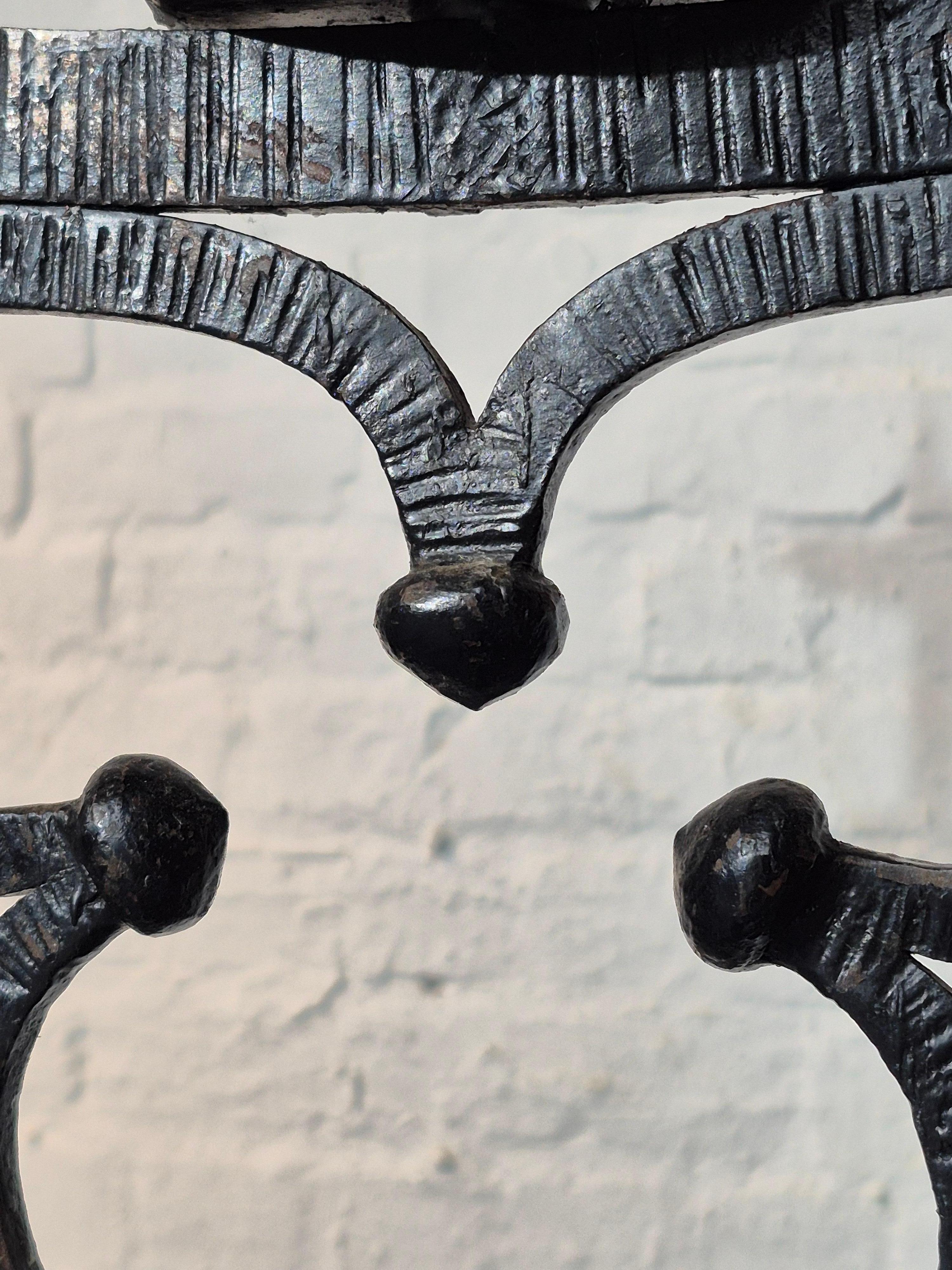 Belga Un enorme portacandele in ferro forgiato in vendita