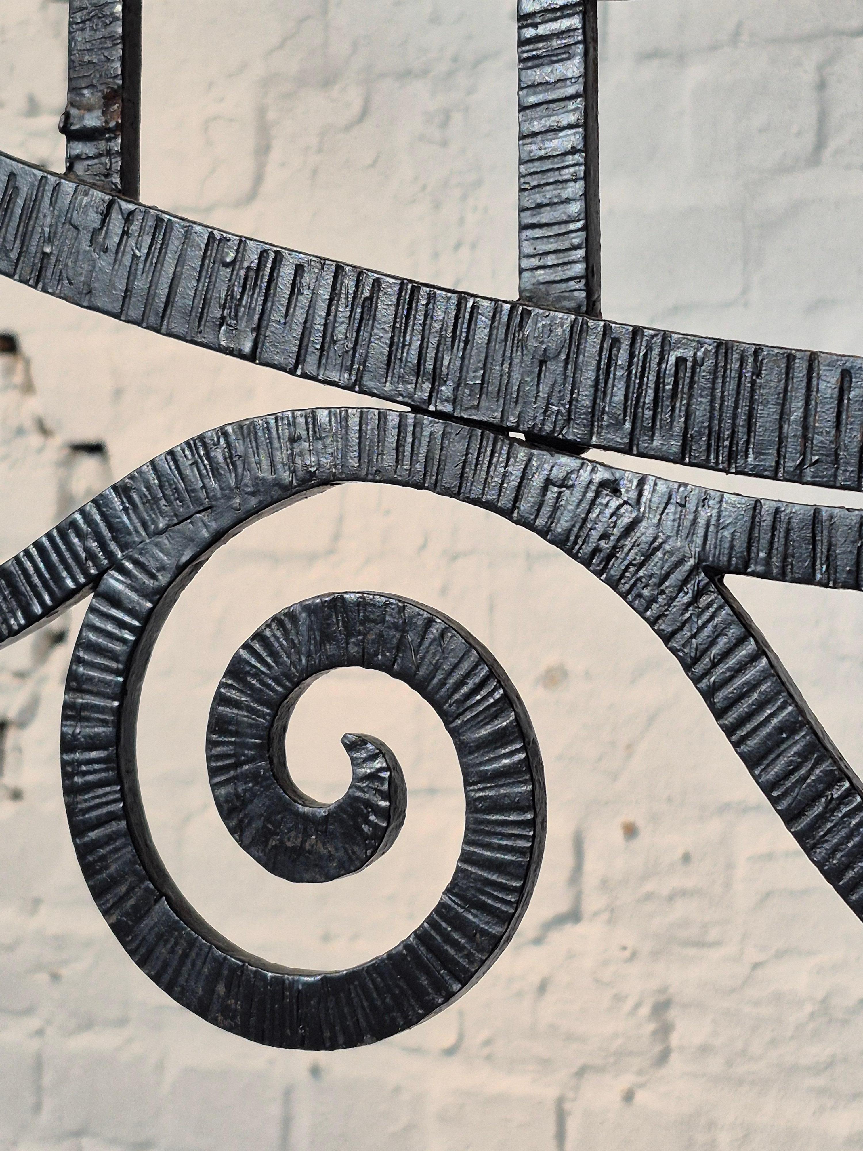 Forgiato Un enorme portacandele in ferro forgiato in vendita