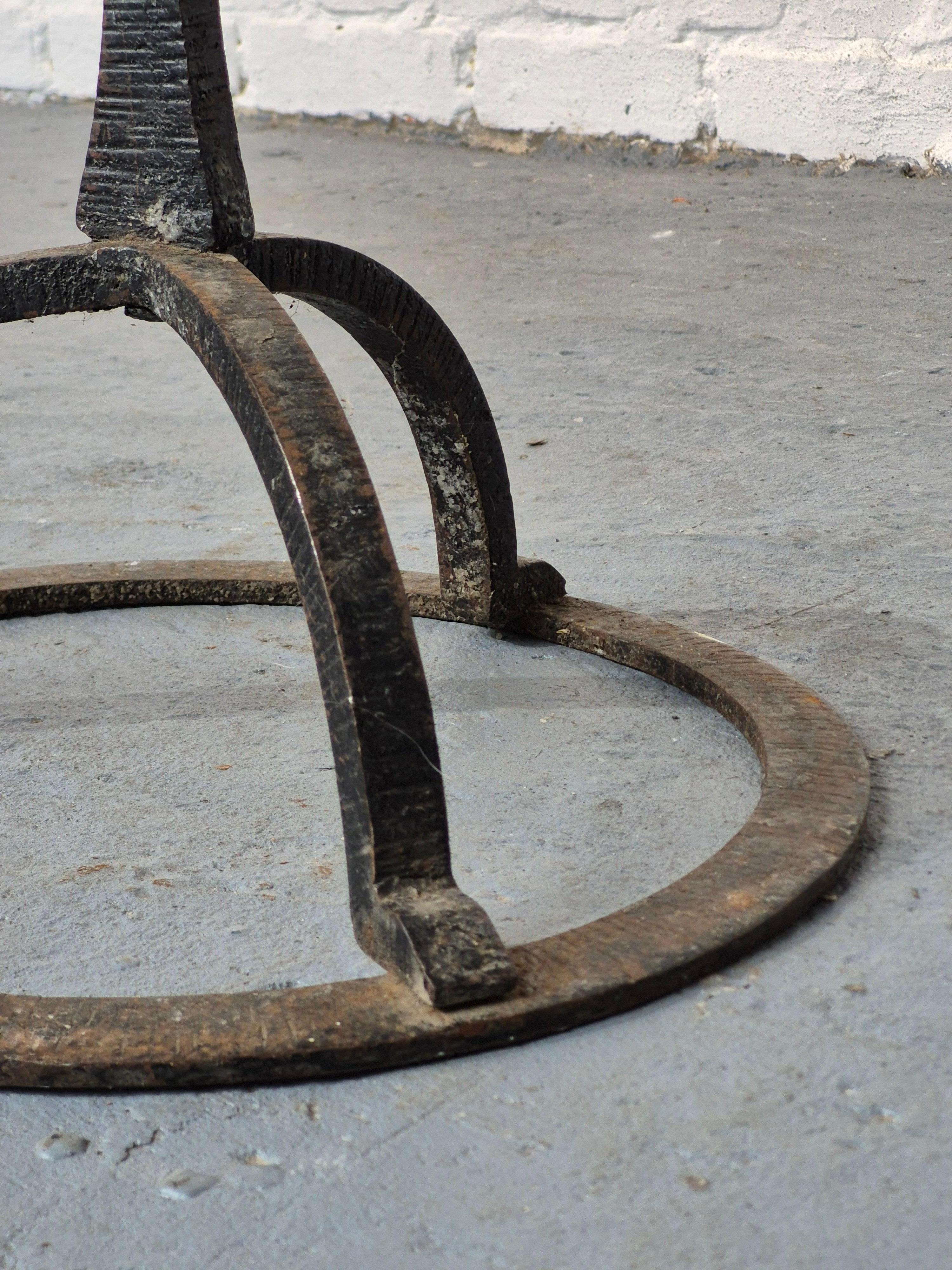 Inizio XX secolo Un enorme portacandele in ferro forgiato in vendita